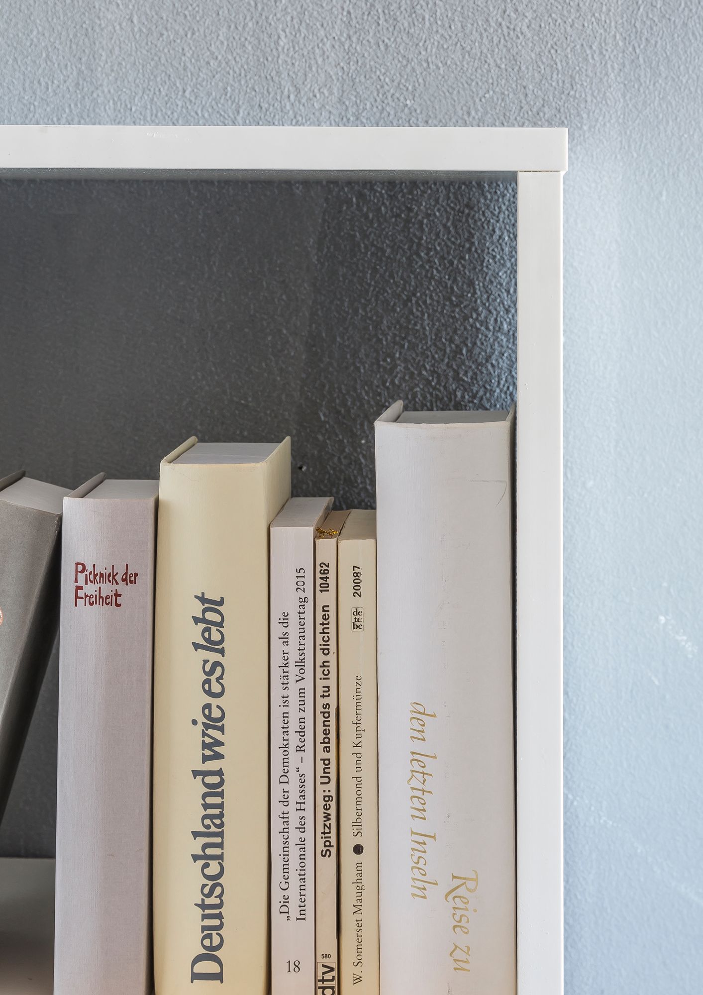 KADIMA DESIGN Modernes Bücherregal, 8 Fächer, kratzfeste Oberfläche, Raumteiler-Funktion.