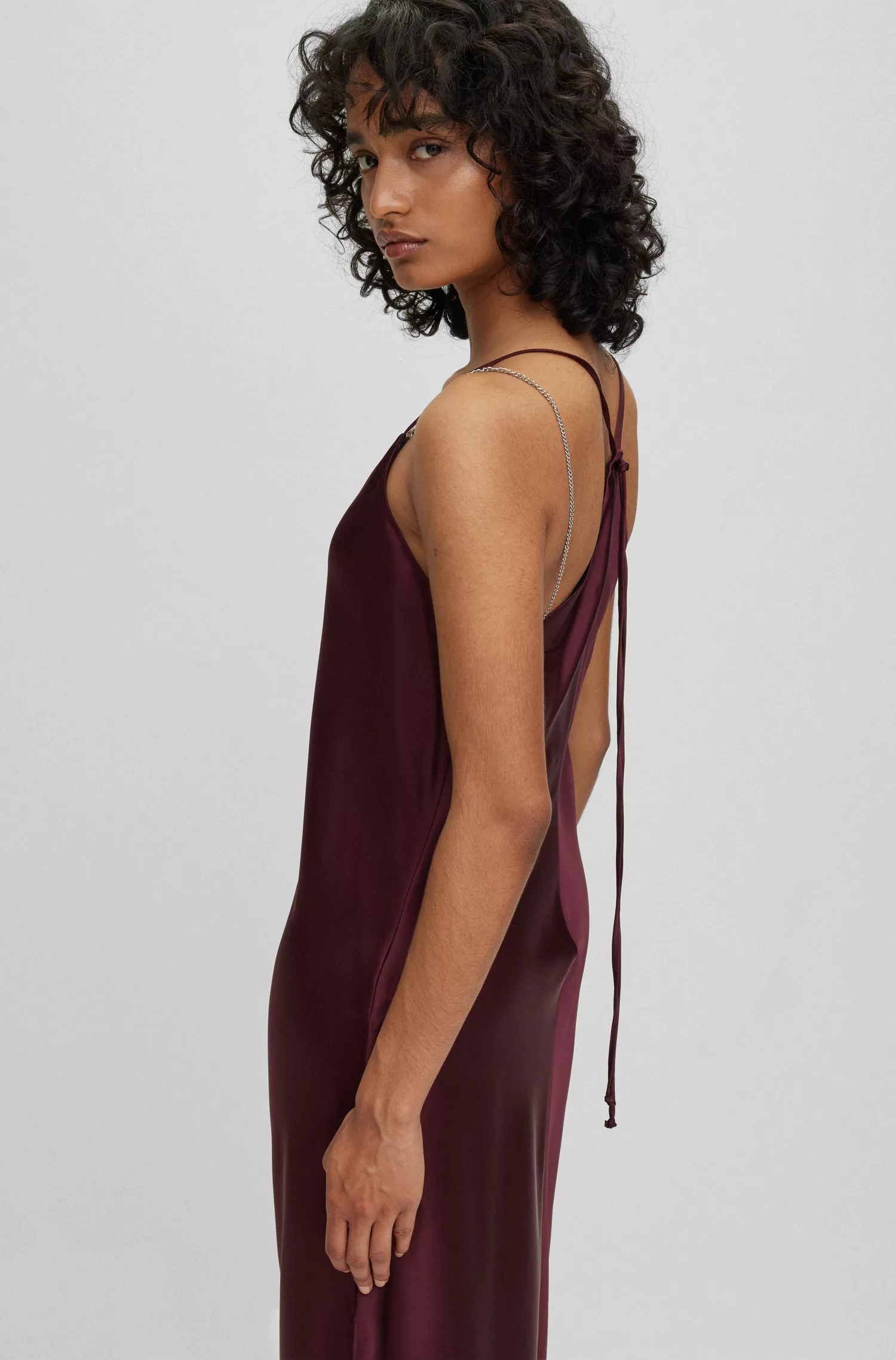 Vestido midi de cetim preto BOSS com detalhe de alça de corrente.
