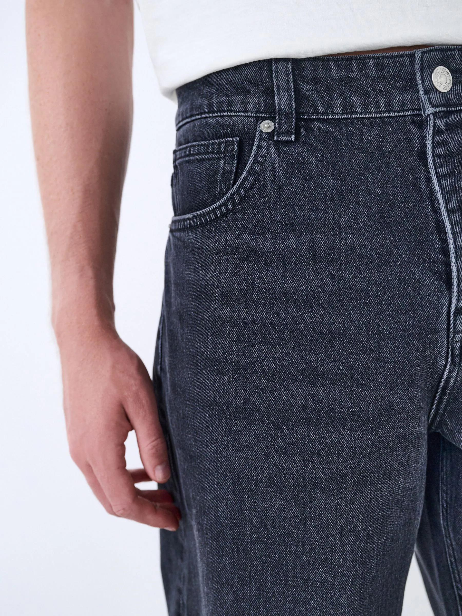 Zwart - Relaxte uitlopende pasvorm - Vintage wash denim jeans