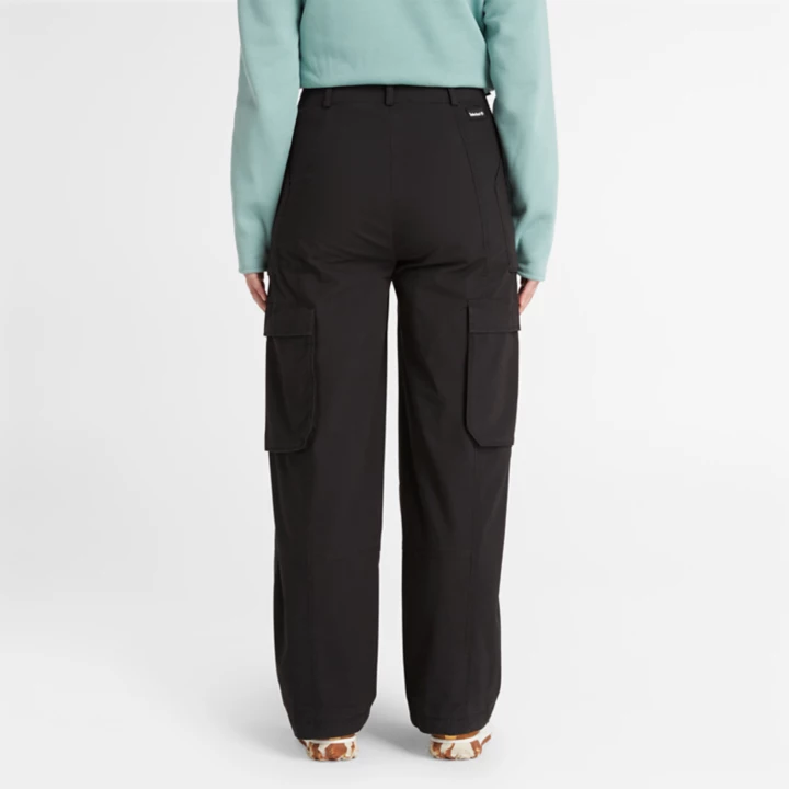 Calça utilitária feminina em tecido plano na cor preta.