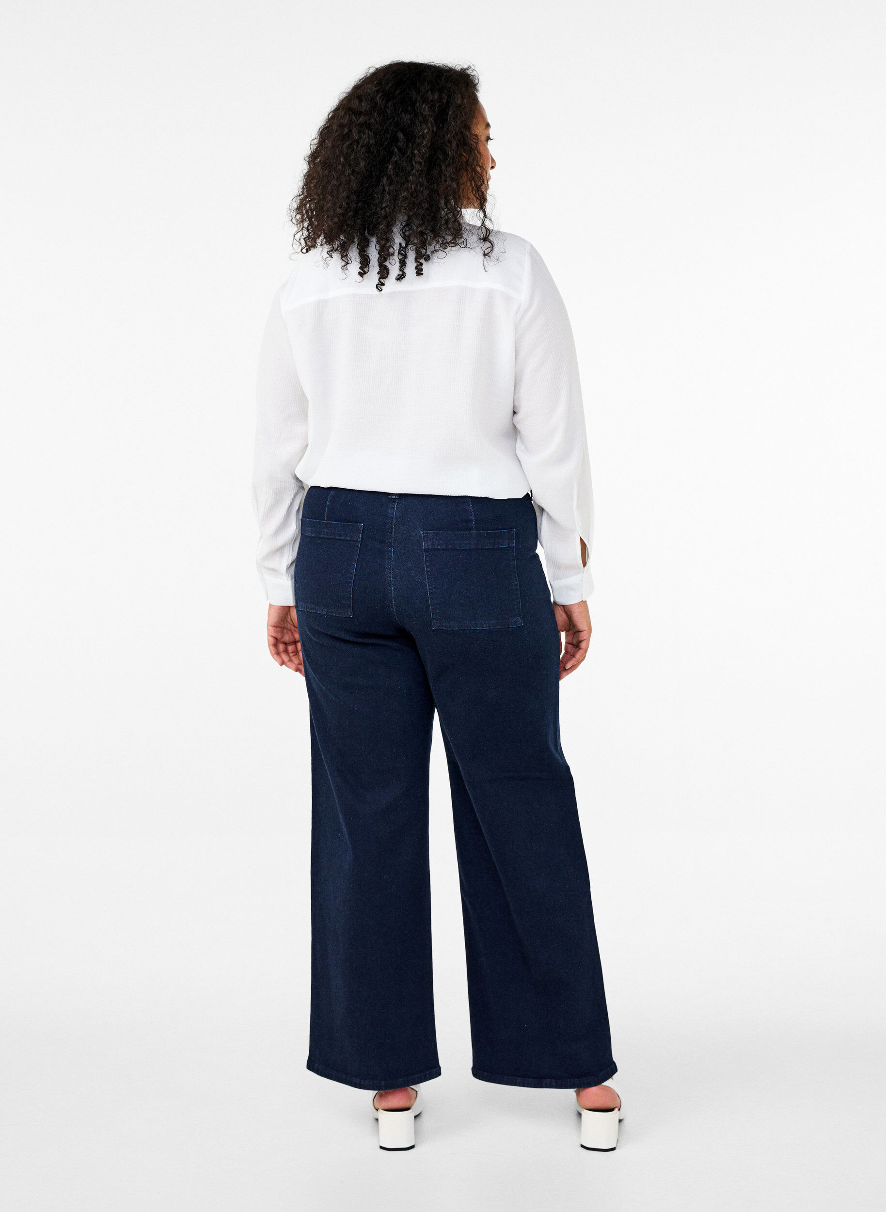 Højtaljede jeans med vide ben
