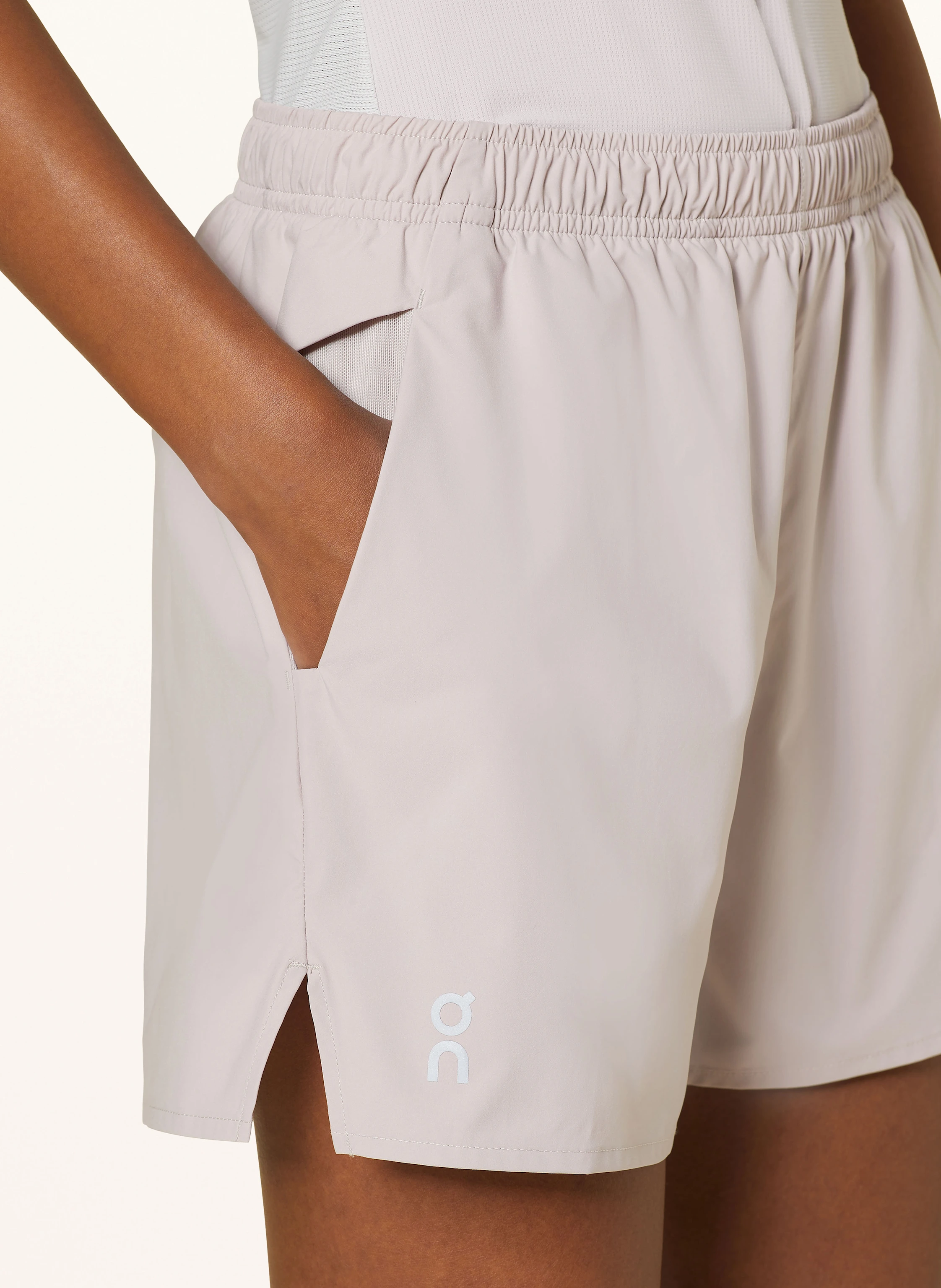 On 2-in1-Laufshorts ESSENTIAL