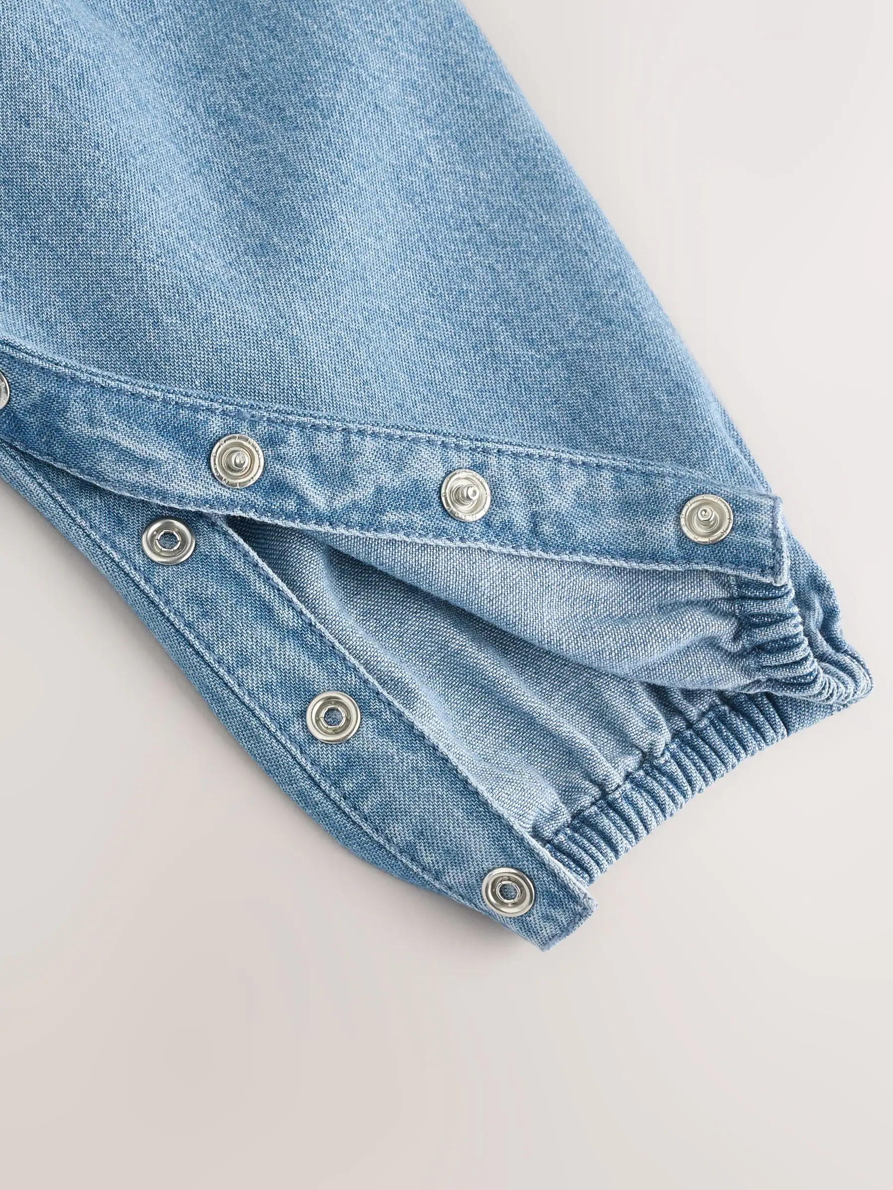 Blue Embroidered Denim - Babyset van bodysuit met lange mouwen & bretelbroek (0mnd -2jr)