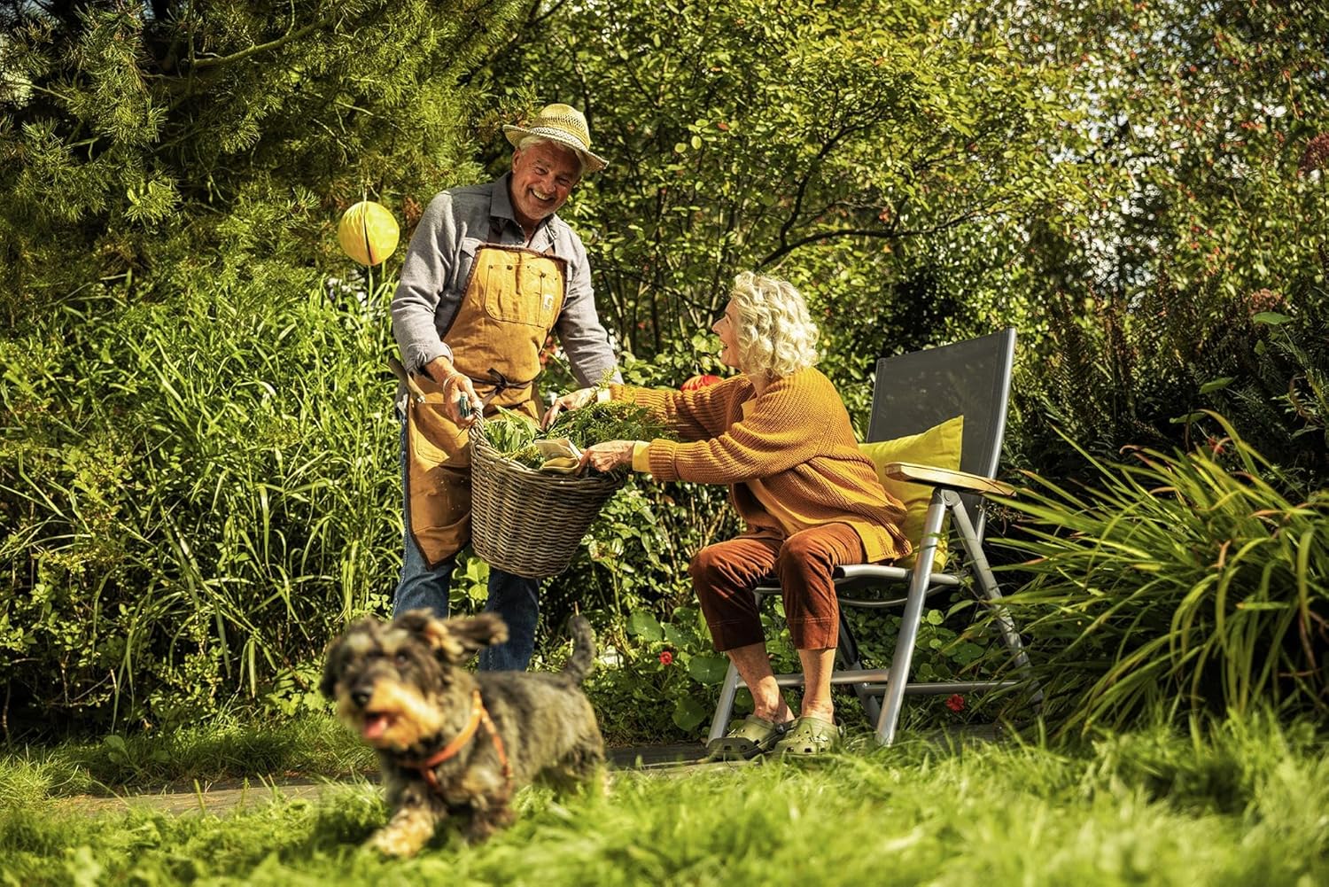 KETTLER Cirrus mehrfach Verstellbarer Multipositionssessel | Gartensessel Gestell Silber | wetterfestes Outdoorgewebe anthrazit-grau | Gartenstuhl mit Armlehne aus zertifiziertem Teak-Holz
