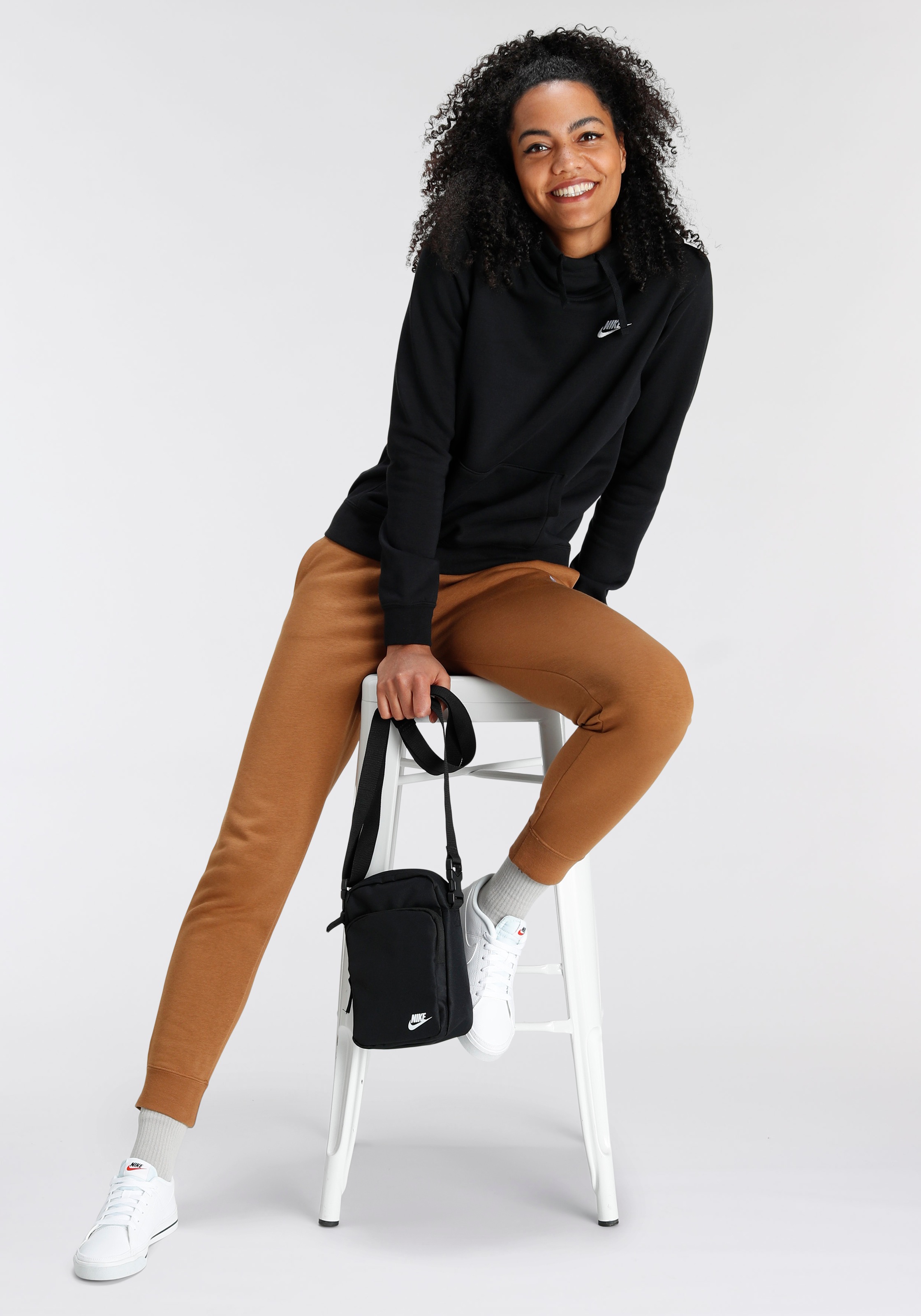 Nike Sportswear Kapuzensweatshirt »CLUB FLEECE WOMENS FUNNEL HOODIE«, Damen Kapuzenpullover aus weichem Fleece Material