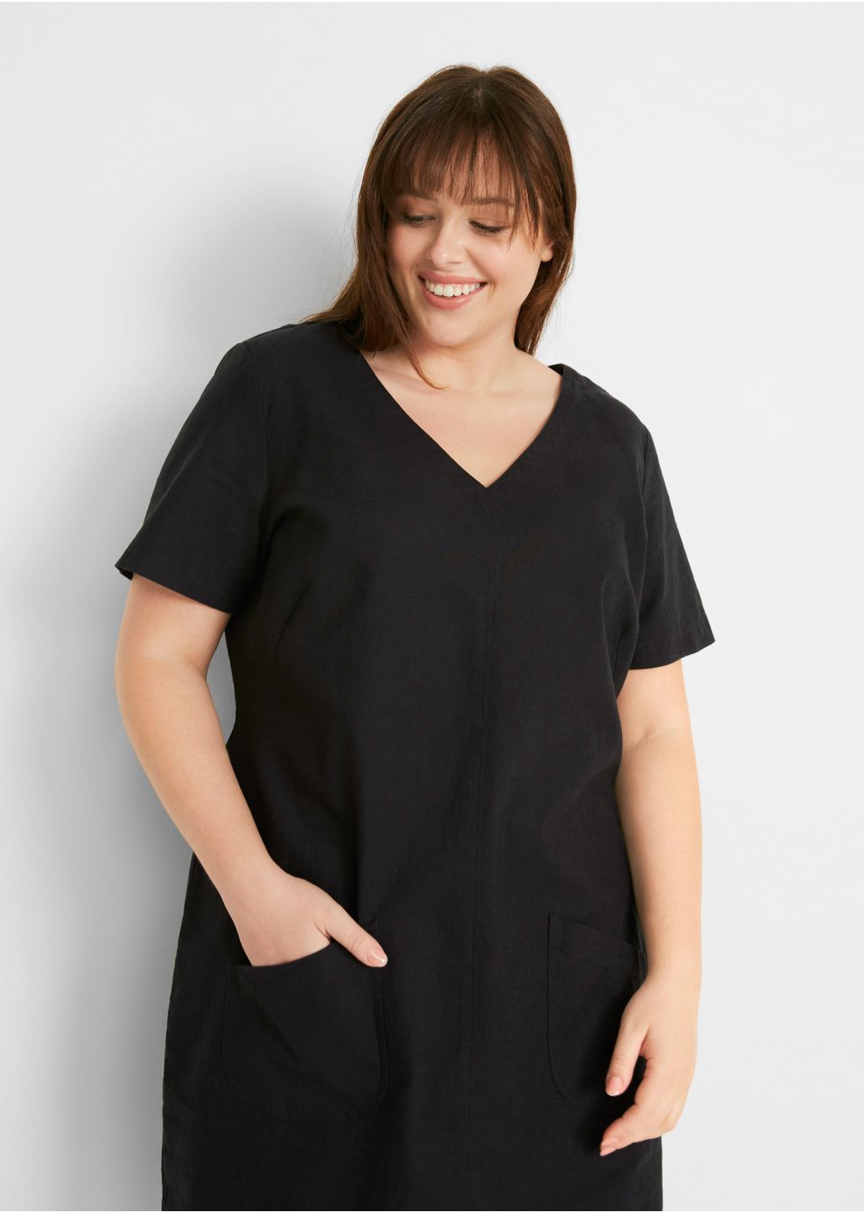 Robe en lin majoritaire à col V, mi-manches, longueur genou