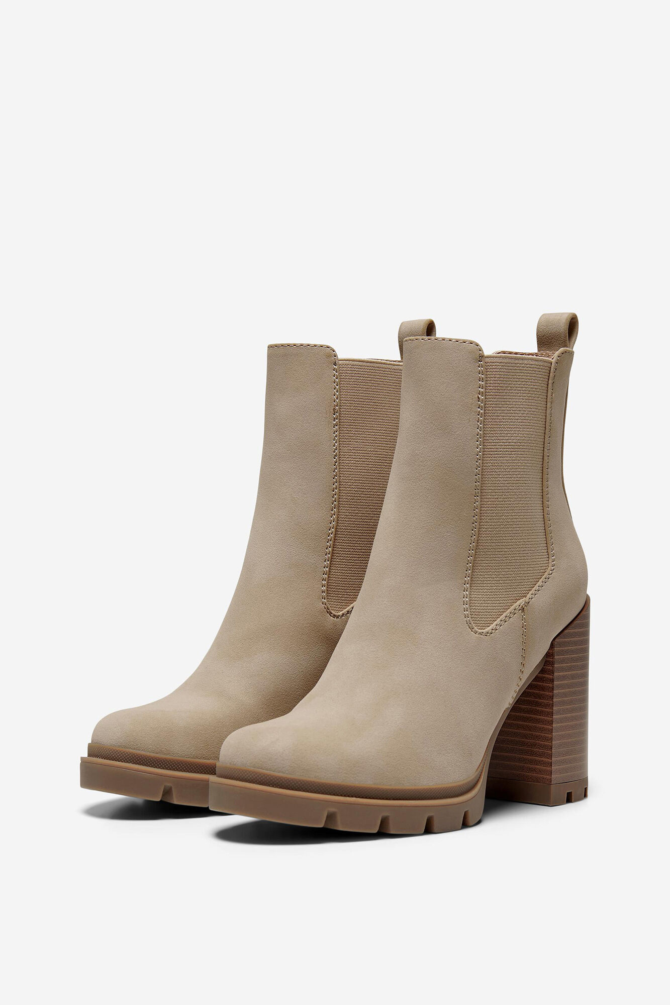 Botas de cano curto com salto tratorado