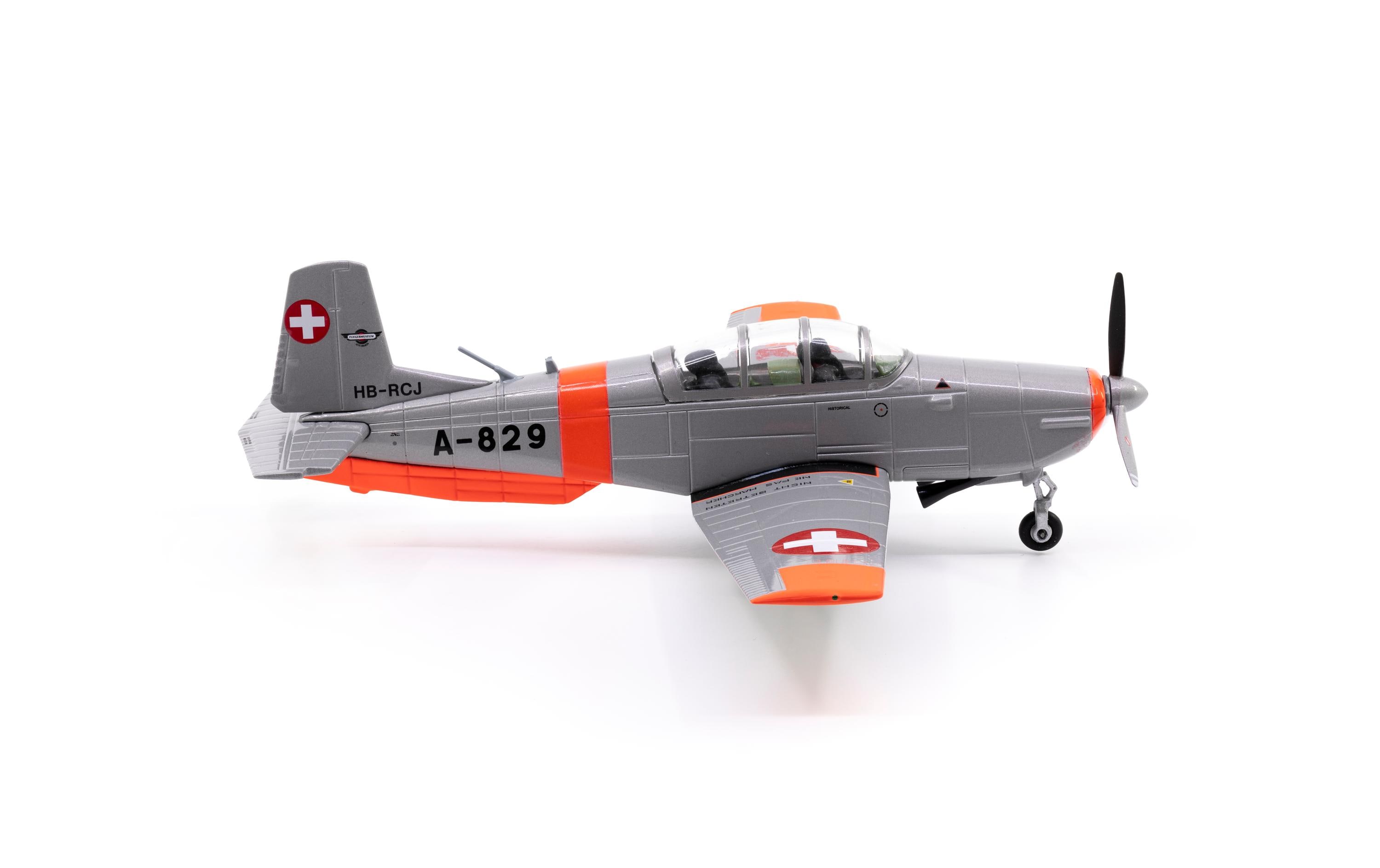 Pilatus P-3 A-829 inkl. Chromständer 1:72Flugzeugmodell Pilatus P-3 mit Chromständer