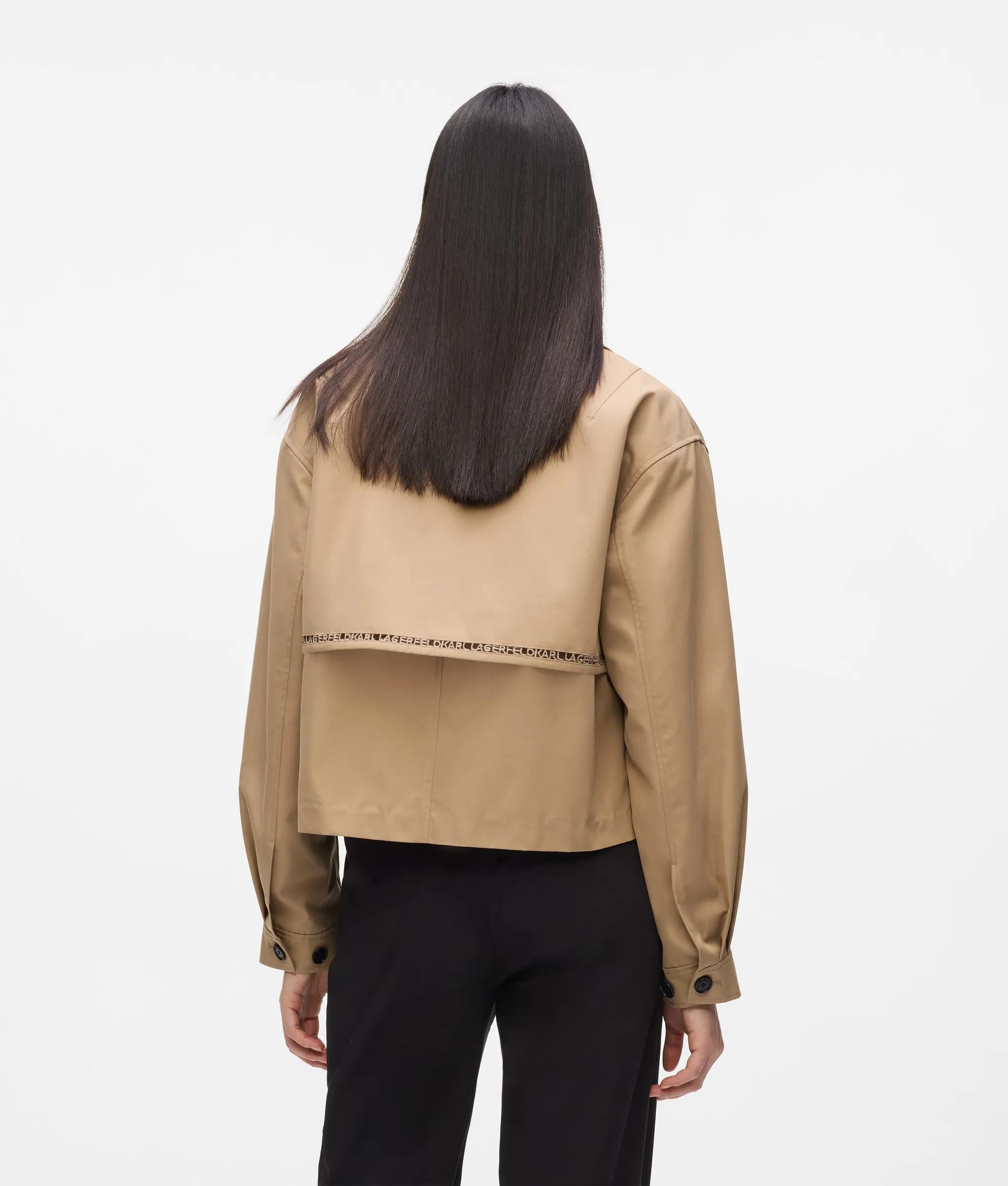 Korte trench jas met uitgesneden borduursel