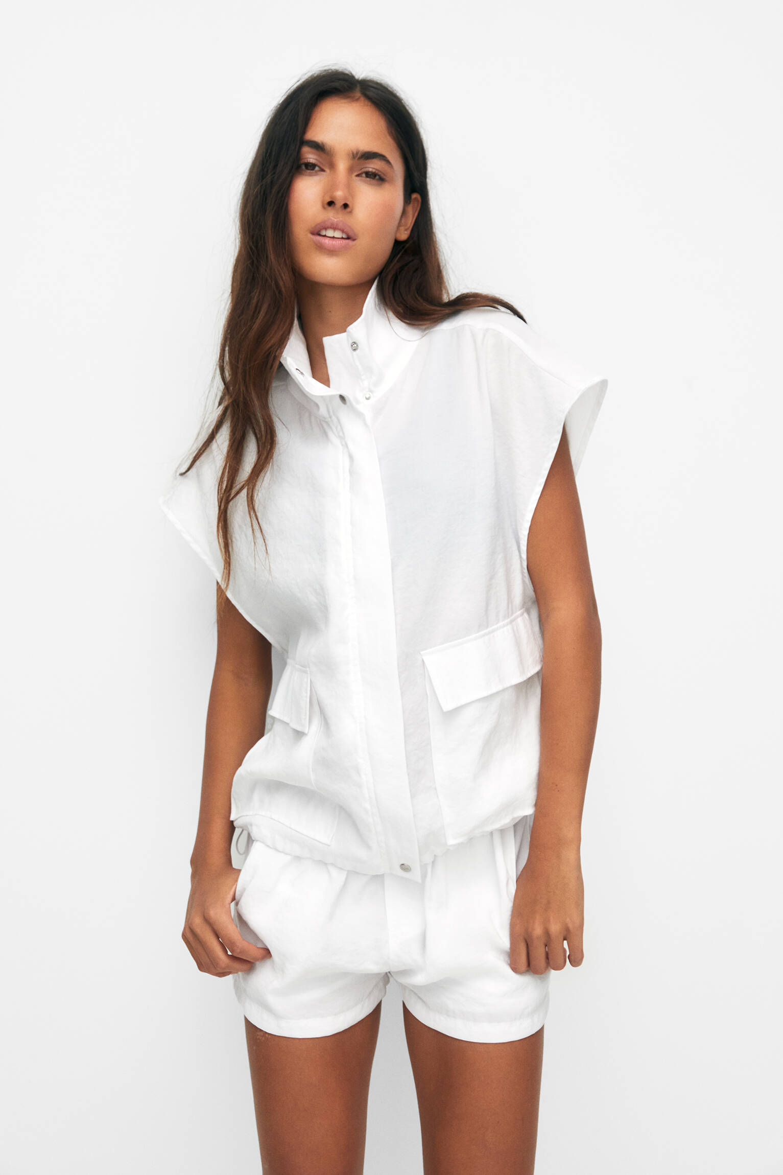 Colete de gola alta com bolsos - branco