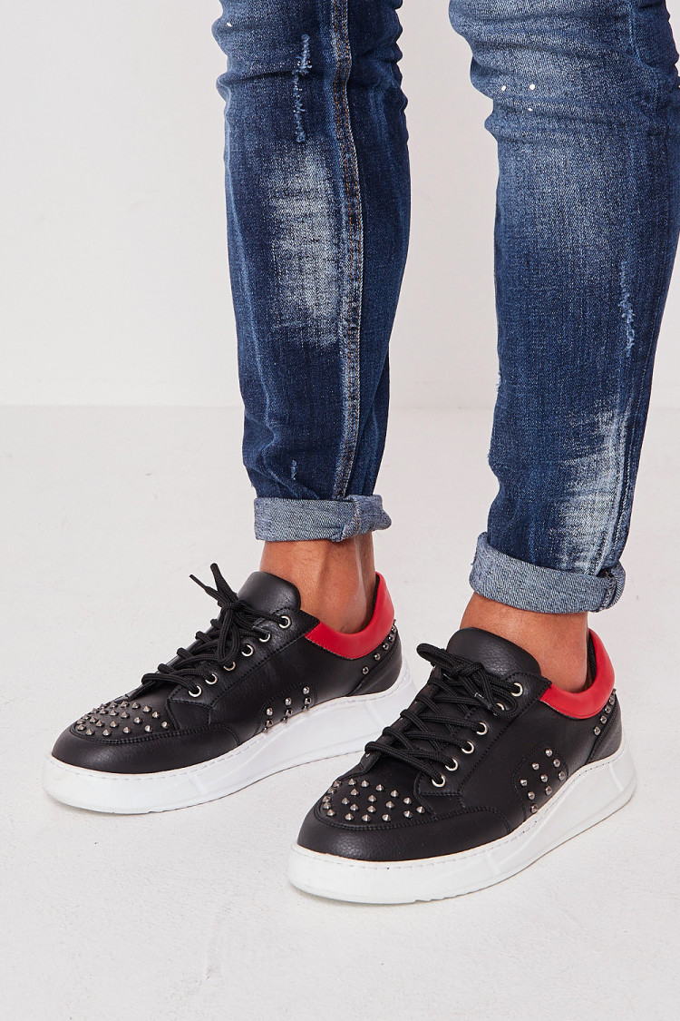 Baskets noir/rouge cloutées