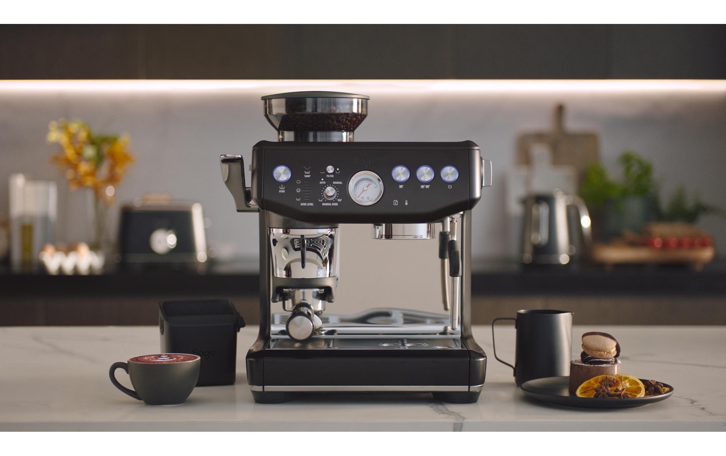 Siebträgermaschine Barista Express Impress Schwarz<br>Kompakte und vielseitige Espressomaschine für Kaffee in Barista-Qualität