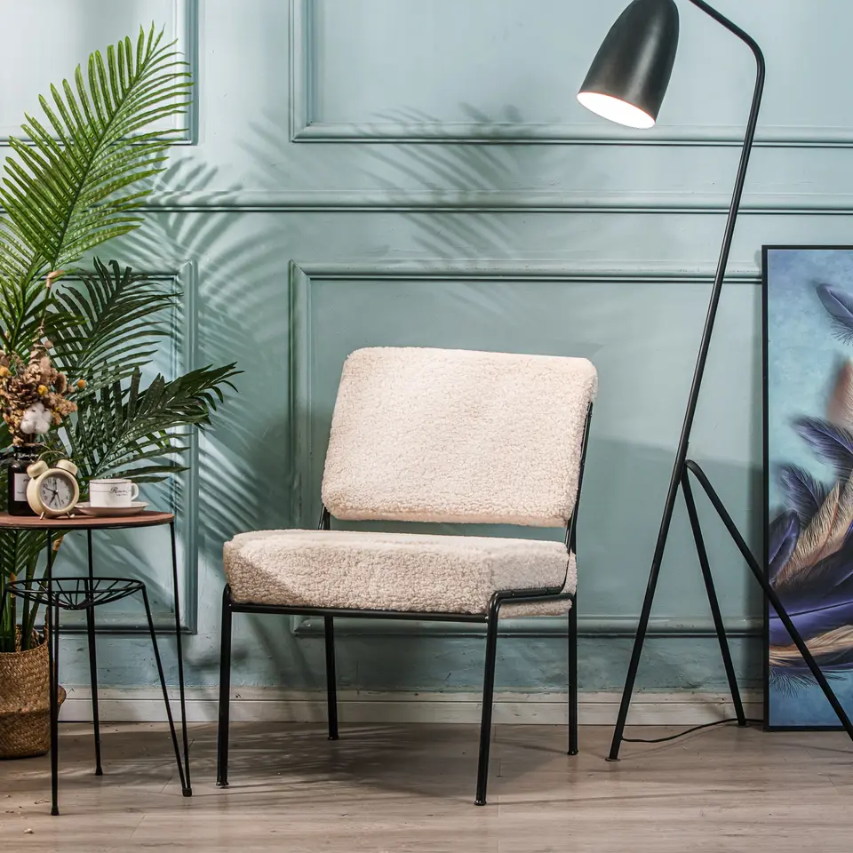 Salonstoel van metaal en witte lussen
