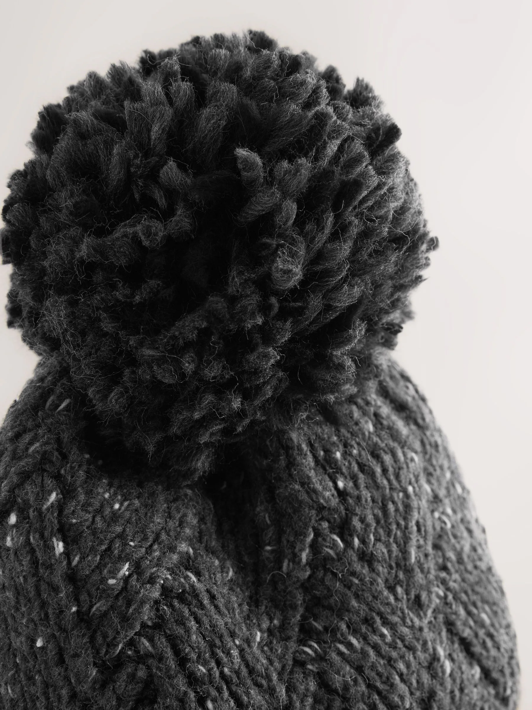 Antraciet - Muts met pompon