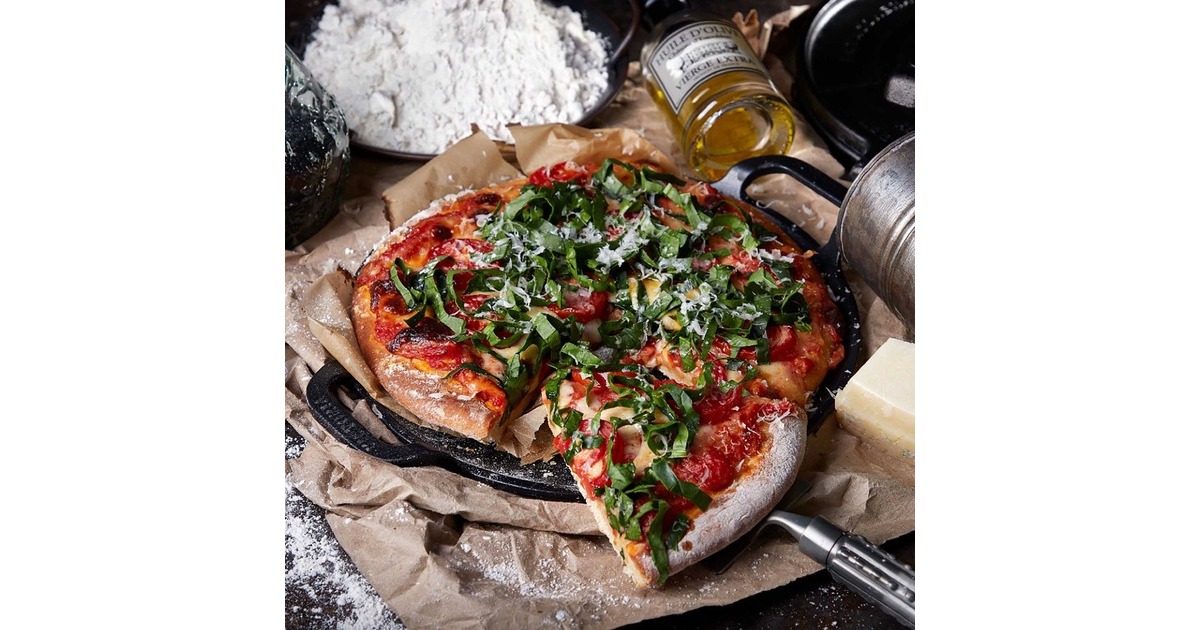 VictoriaPizzapan met twee handgrepen 25 cm, Seasoned bak-/braadpan  (Zwart, Color packaging)