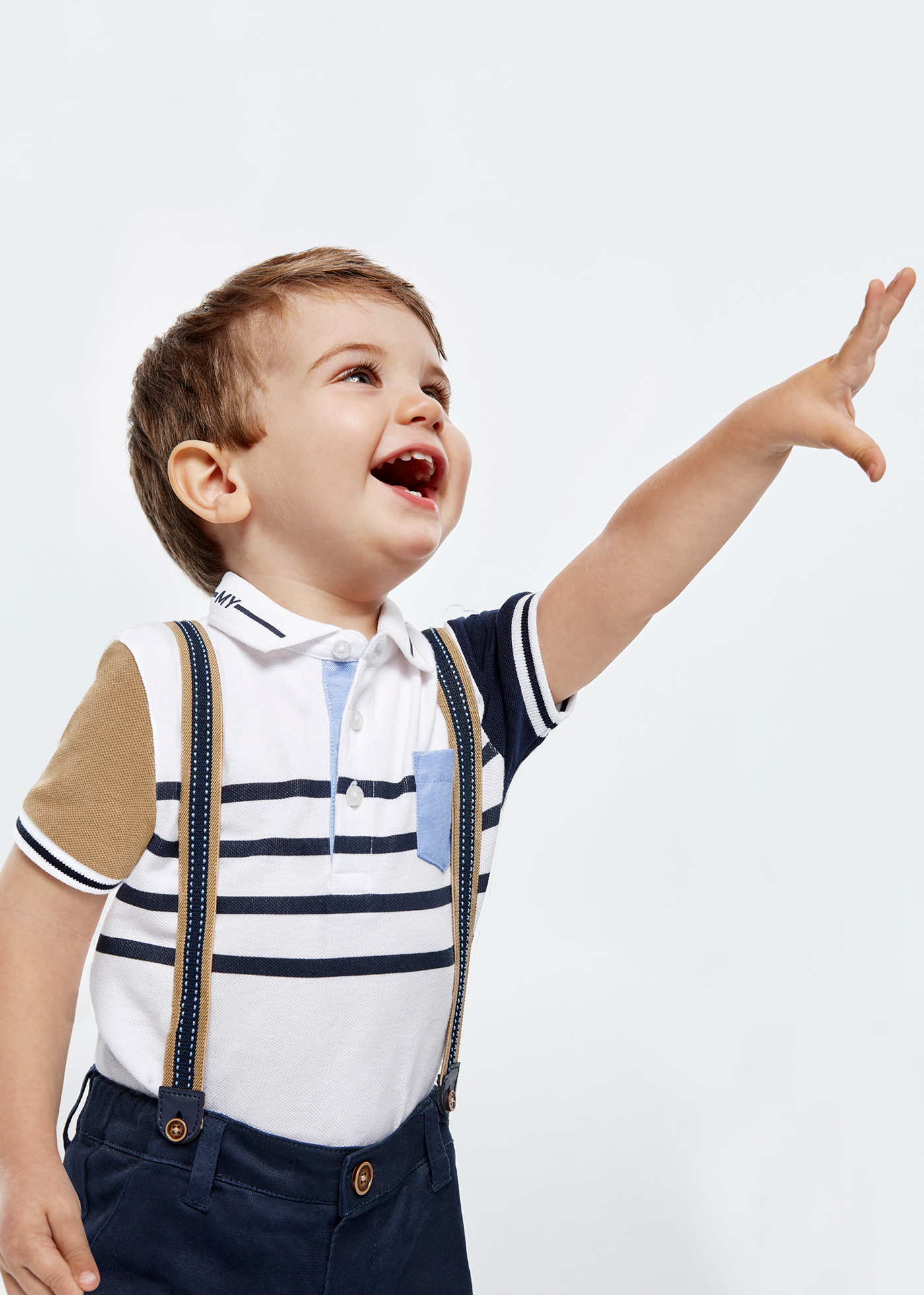 Camisa polo de algodão sustentável, com listras em granito e estampa tricolor para bebês.