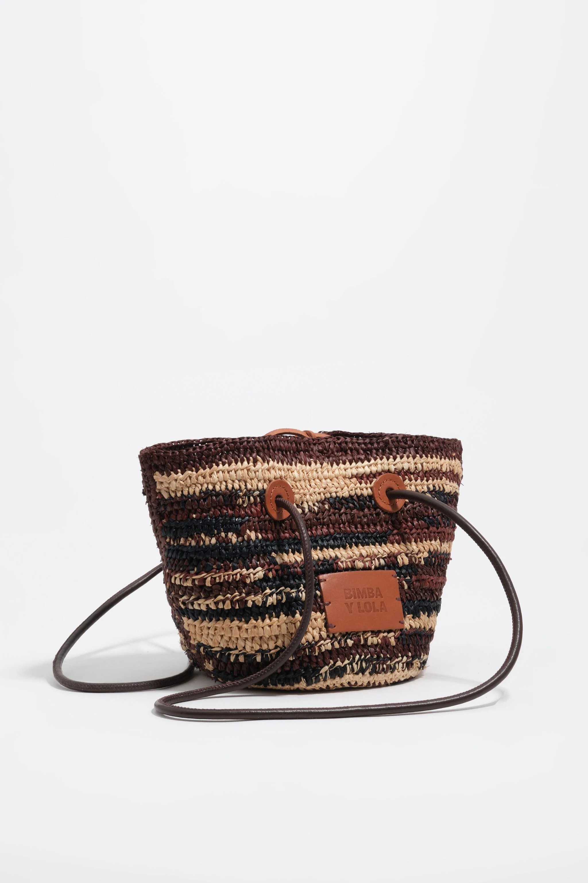 Bolsa pequena de ráfia marrom-escura