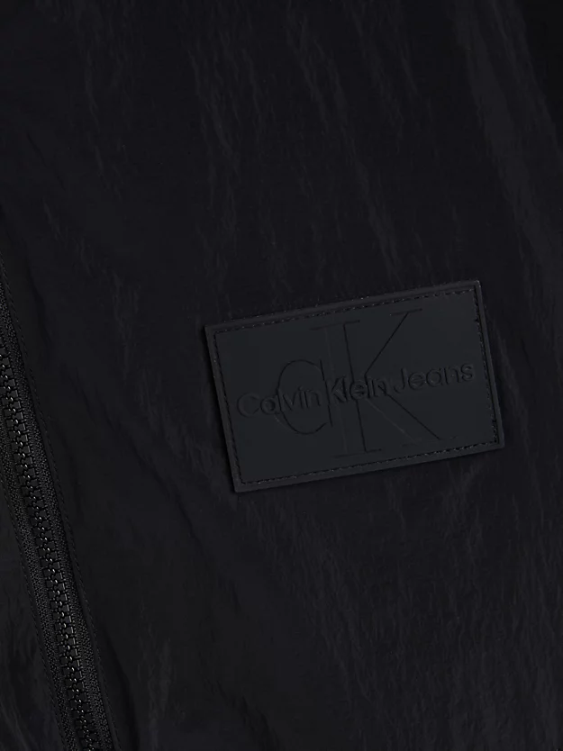 Jaqueta com zíper frontal completo em nylon brilhante.