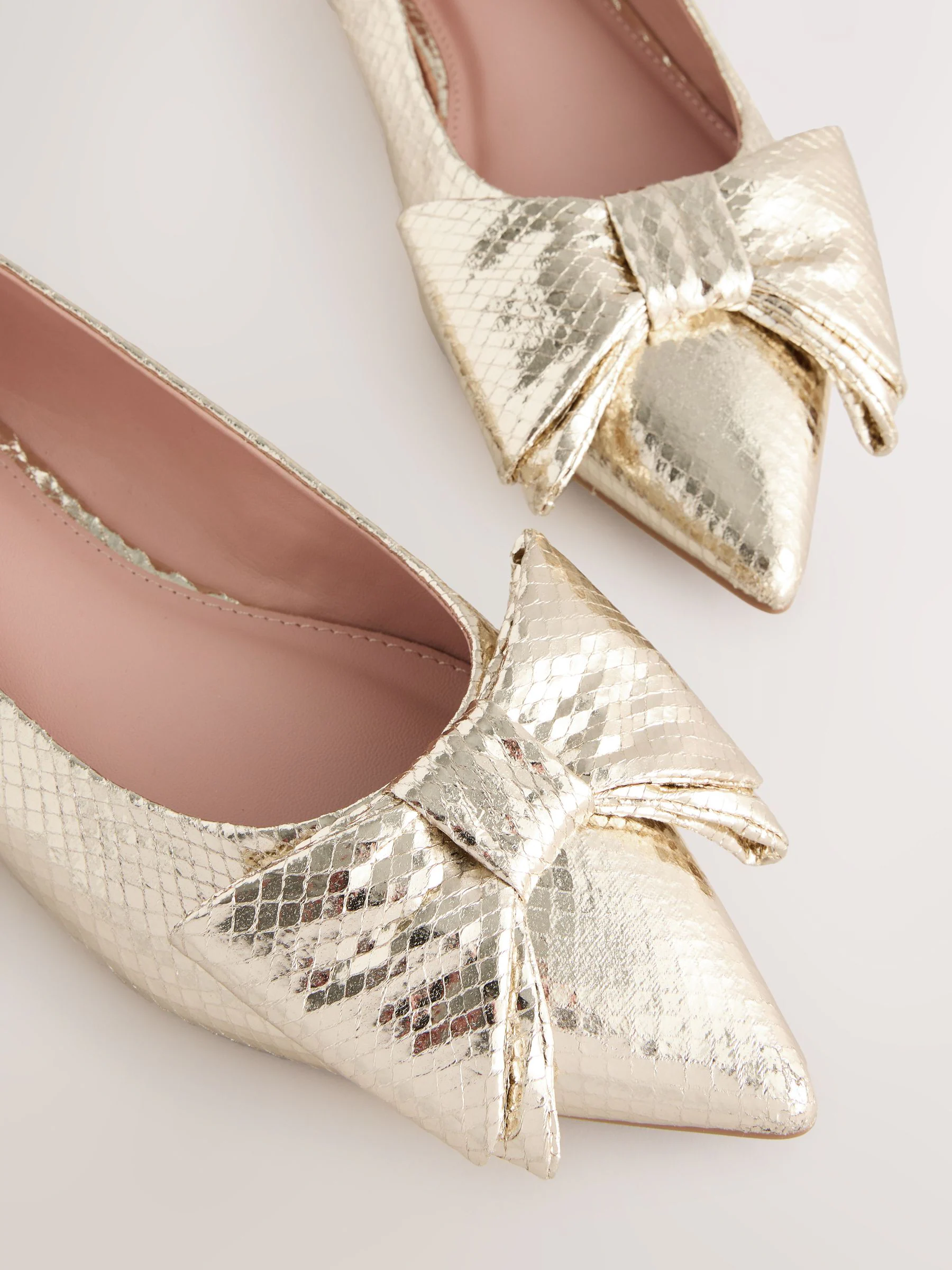 Goud - Ballerina's met spitse neus en strik