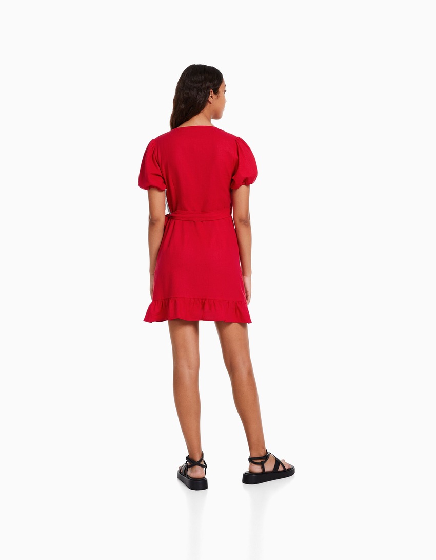 Vestido curto de linho com mangas curtas e babados.