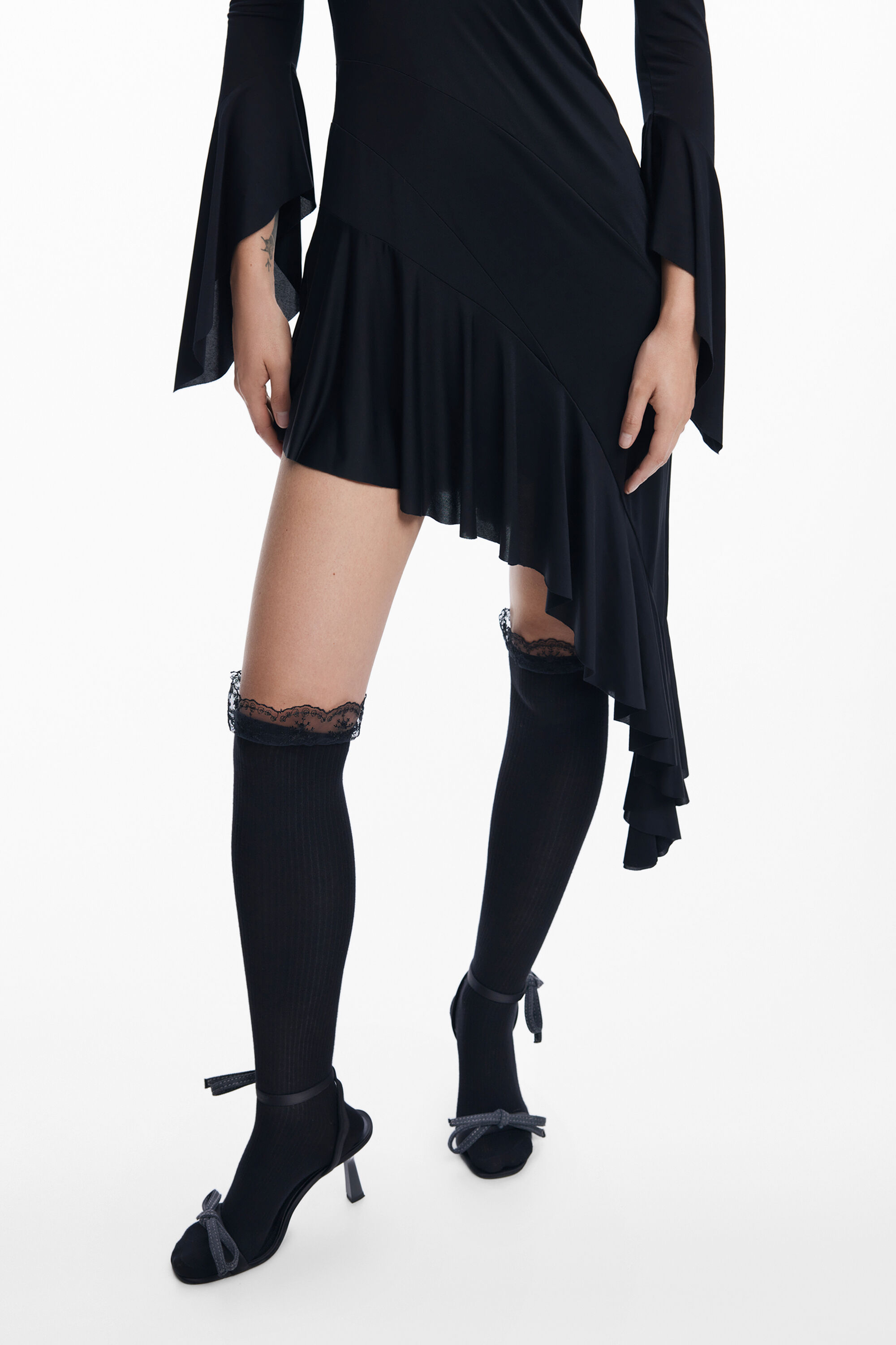 Vestido preto assimétrico da María Escoté