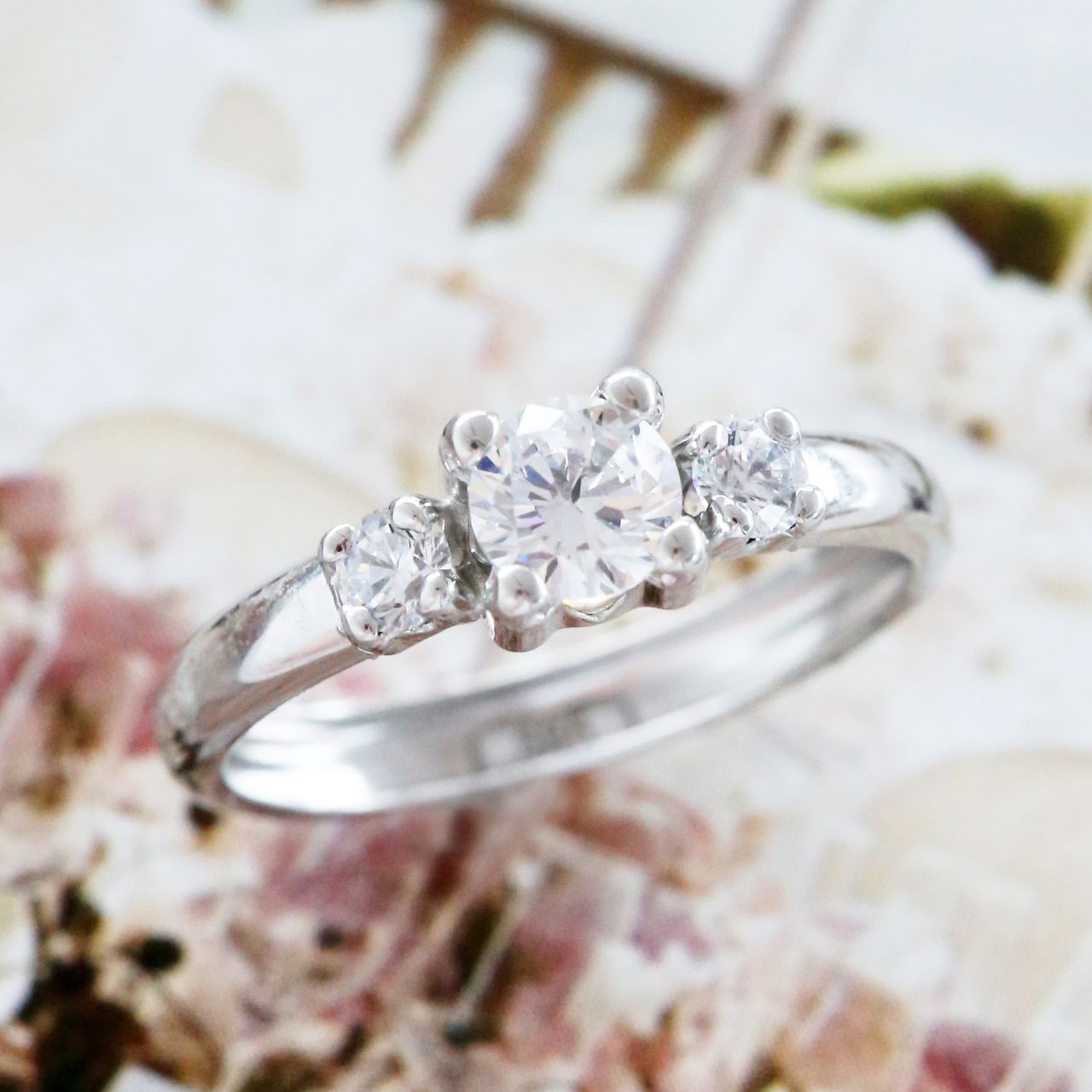 9 Karaat ring met 3 zirkonia stenen