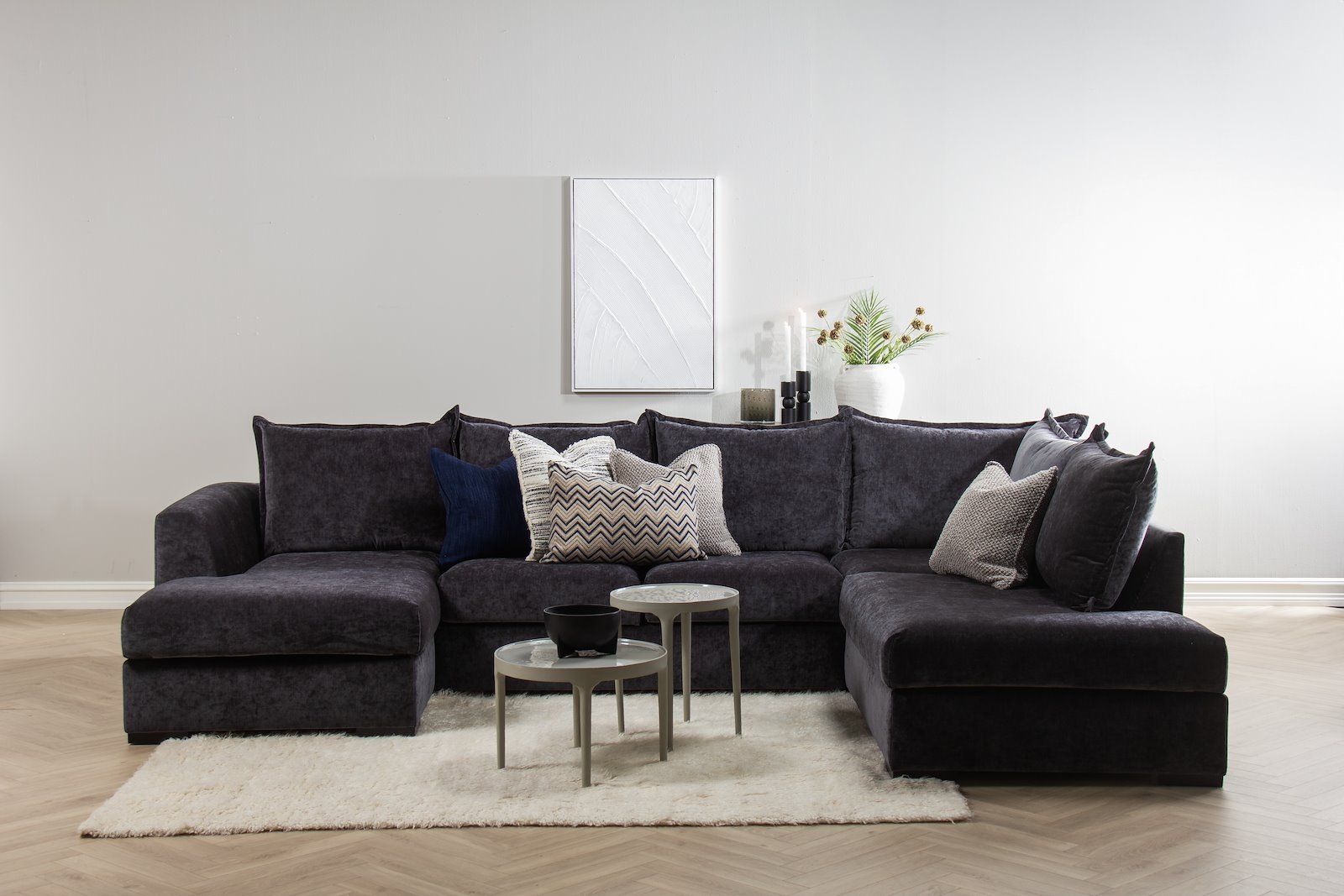 Chillux U-sofa Sjeselong venstre, 2-seter og åpen ende høyre i tekstil Eros 8484BK-07 Graphite og sorte ben.