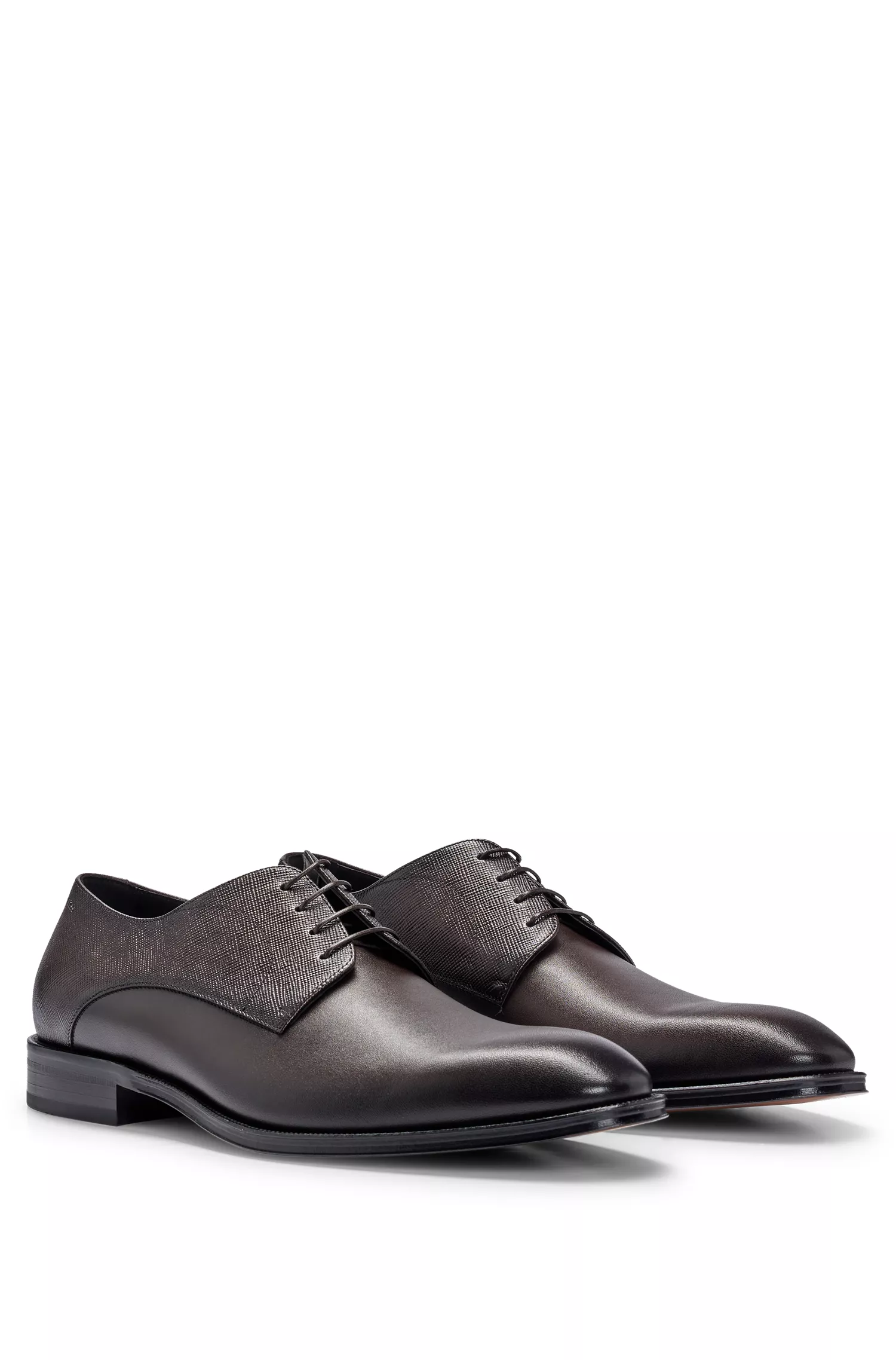 Sapatos Derby BOSS pretos, fabricados na Itália, em couro liso e estampado.