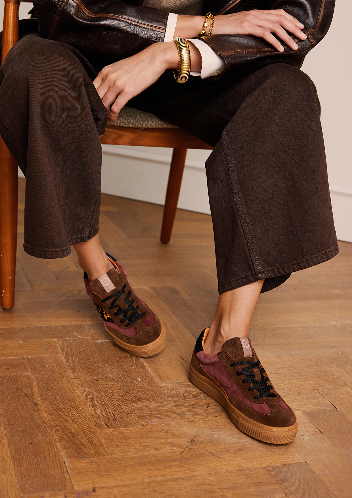 Bruine suède sneakers met leopard details