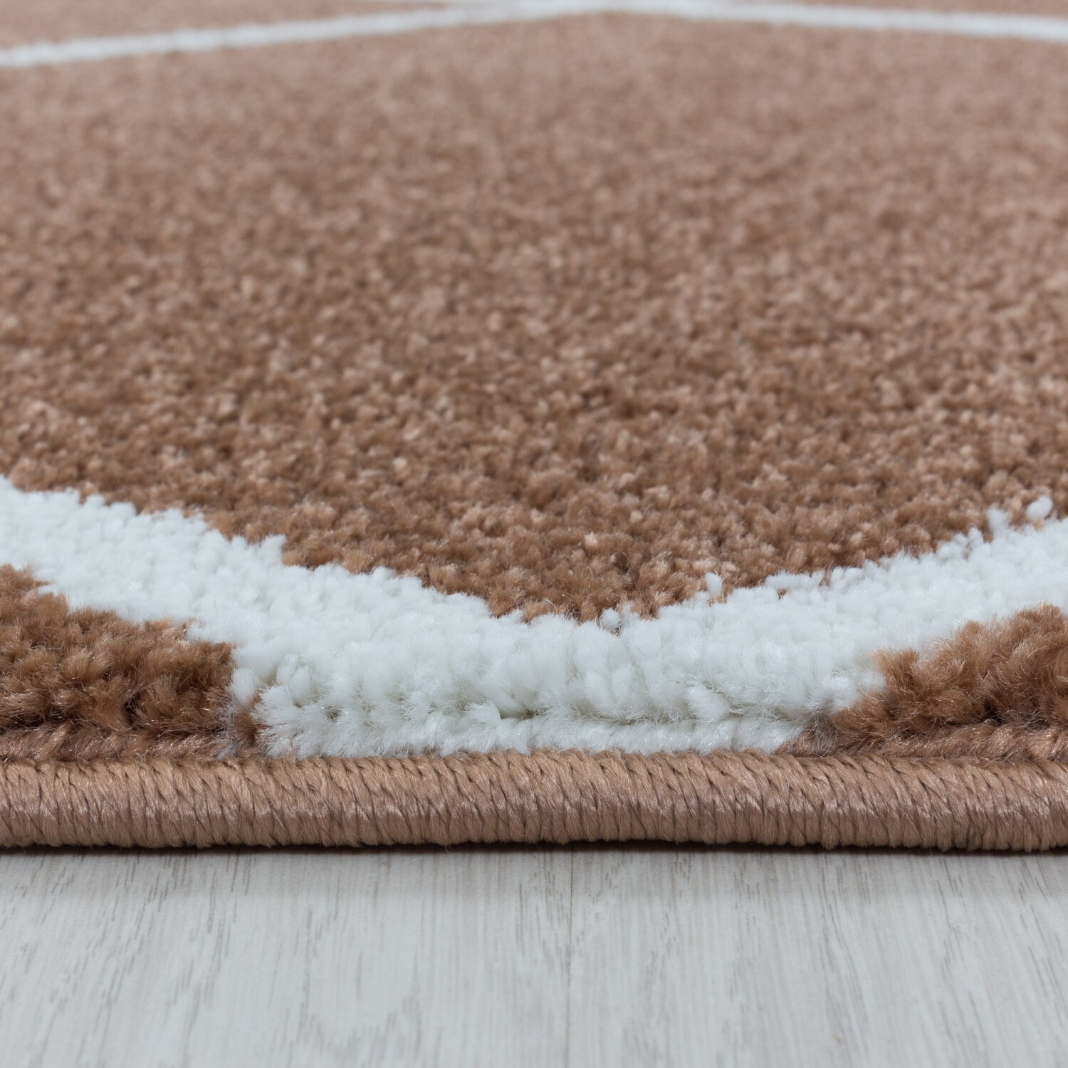 Stilvoller Designer Teppich: Moderner Kurzflor, Rautenmuster für das Wohnzimmer