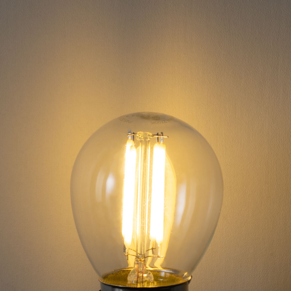 E27 3-staps dimbaar LED lamp P45 helder glas 5W 470 lm 2700K