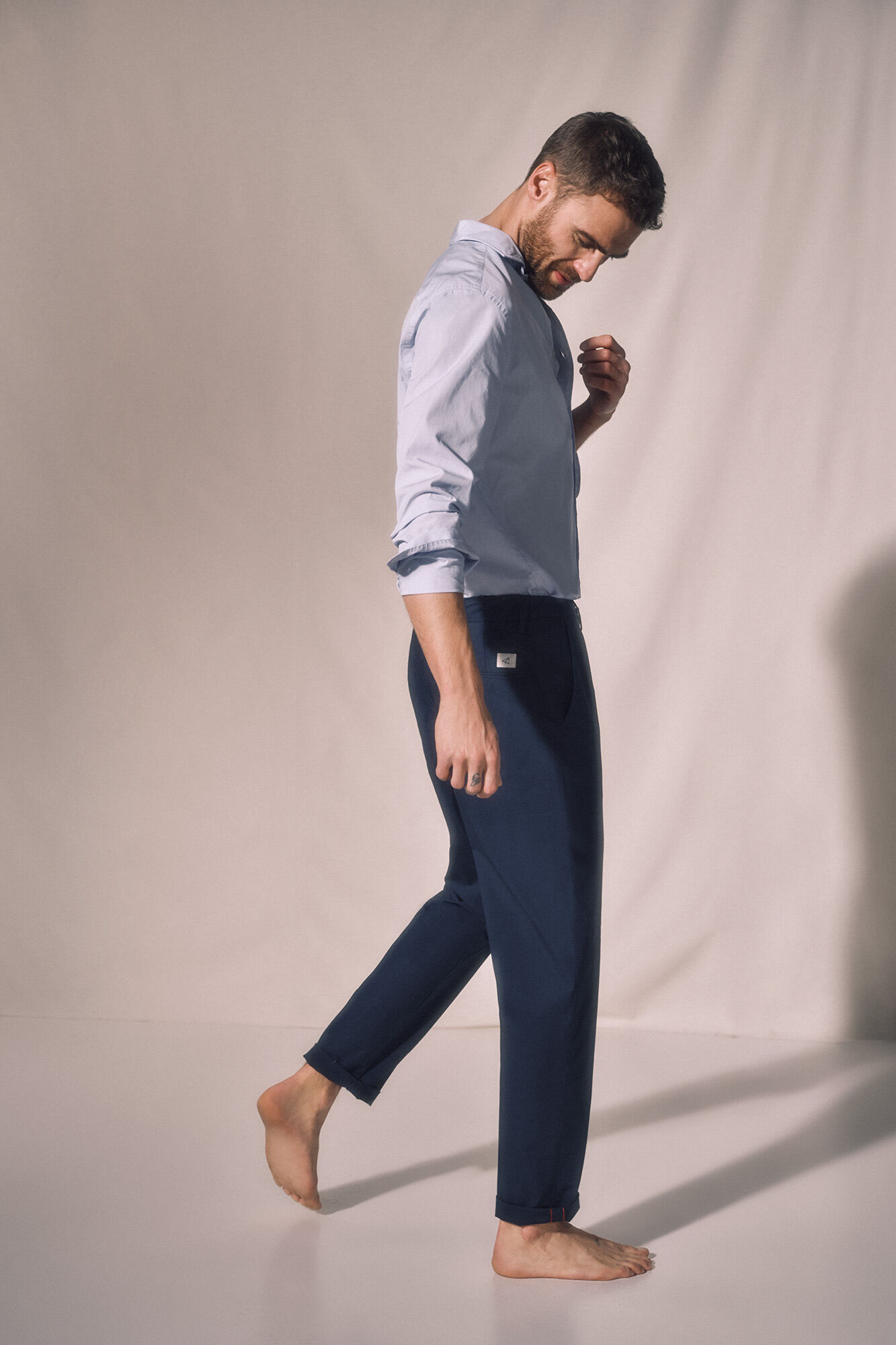 Calça chino de corte regular com cordão. - Azul marinho