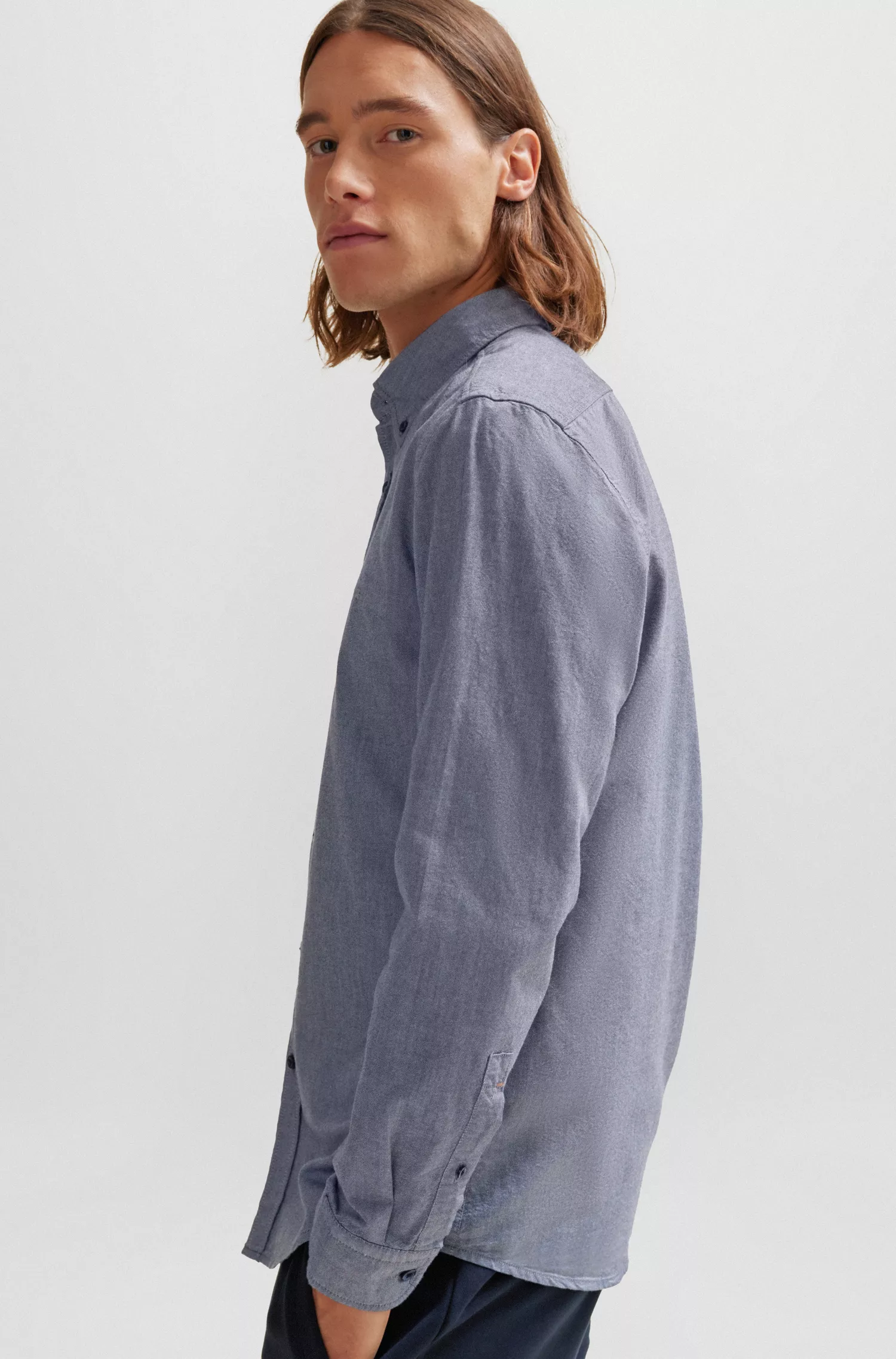 Camisa BOSS laranja, corte regular, em algodão Oxford orgânico.