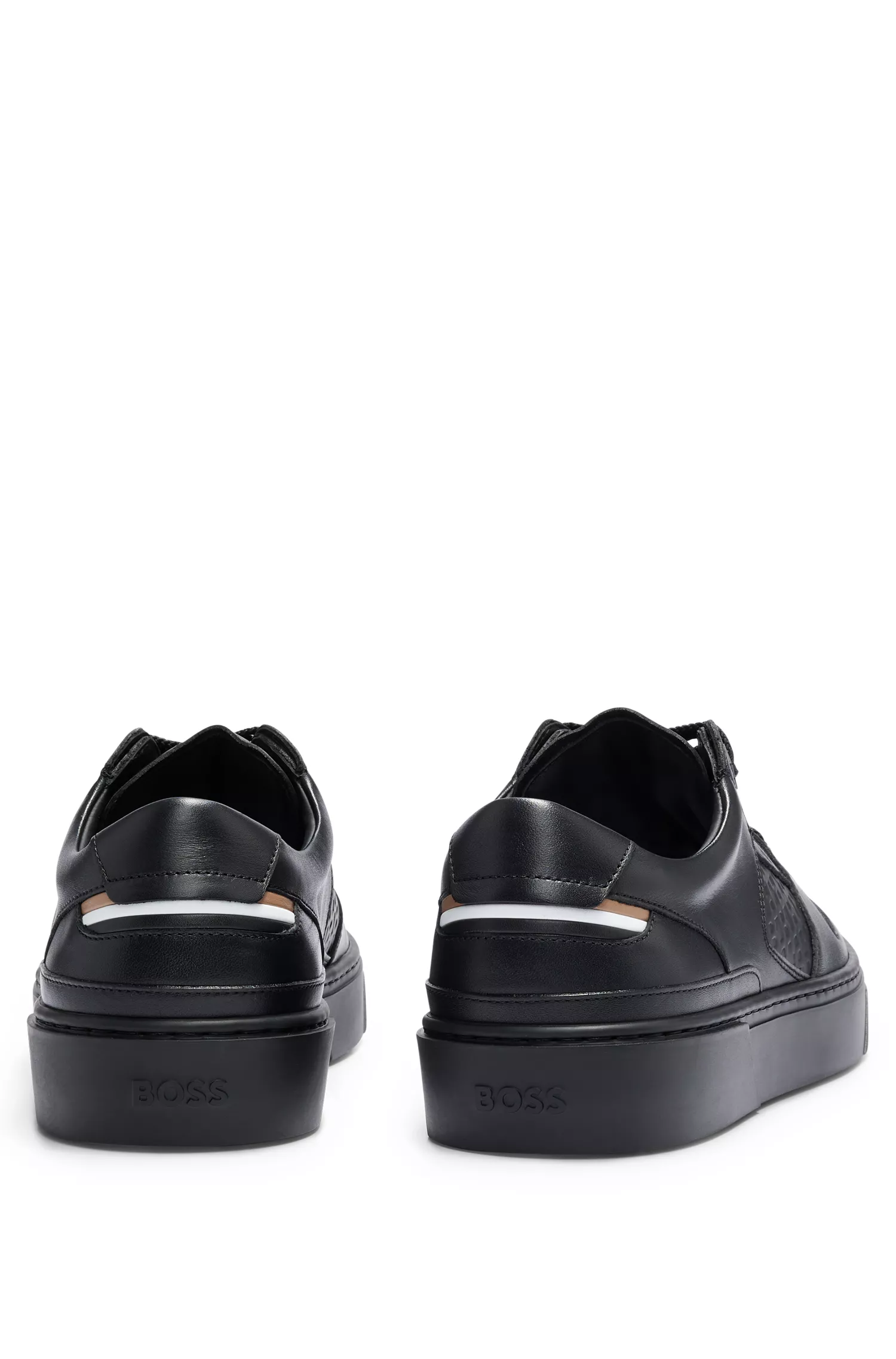 Tênis BOSS de couro preto com cadarço e detalhes de monograma.