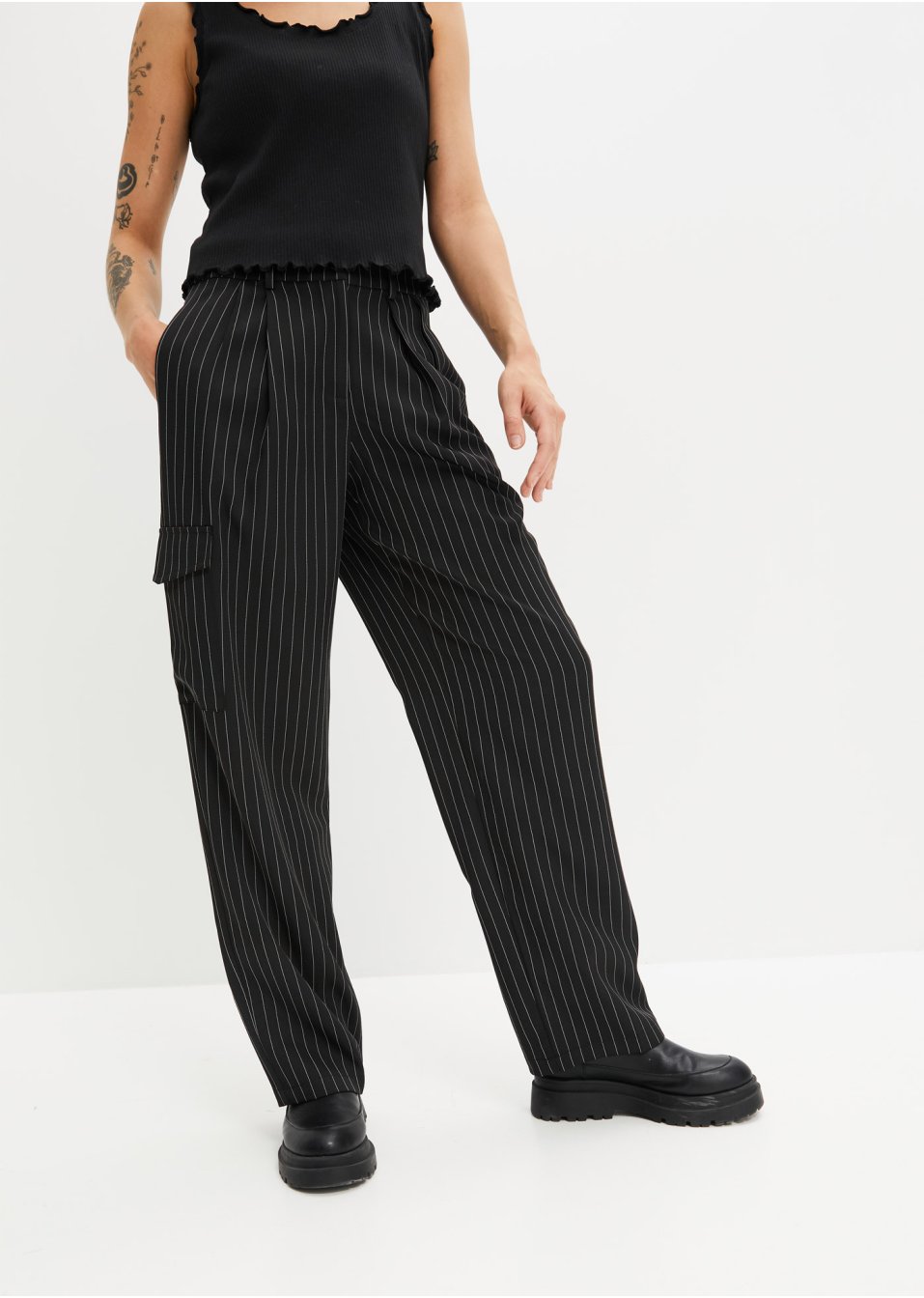 Pantalon cargo à fines rayures