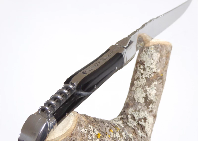 Couteau Laguiole avec un manche en Corne brune et tire bouchon et mitres Inox