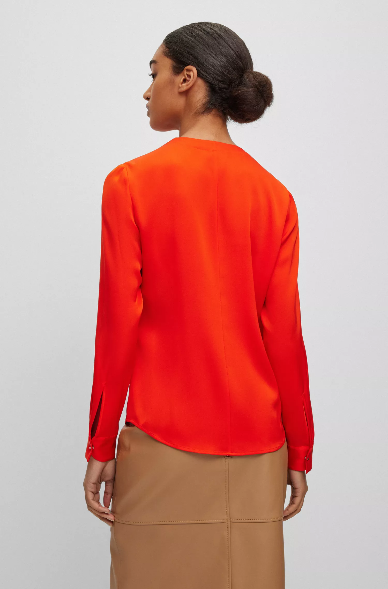 Blusa BOSS preta com decote franzido em crepe de seda elástico.