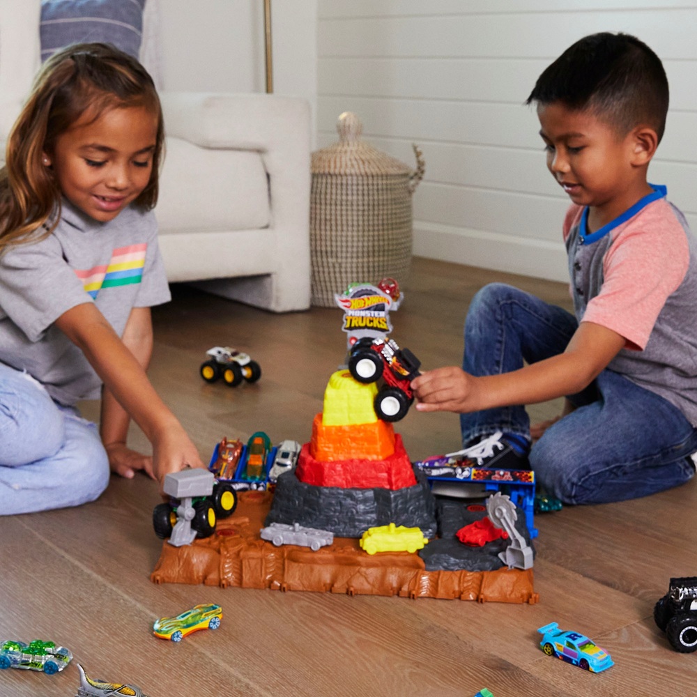 Hot Wheels Monster Trucks - Bone Shaker Ultimate Crush Yard Set