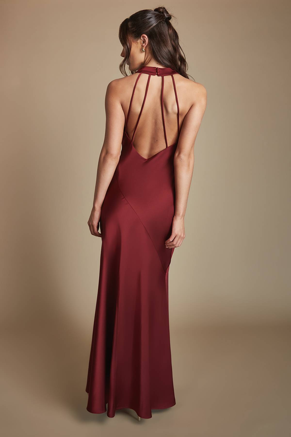 Oasis Robe De Demoiselle D'honneur Longue Satinée Col Bénitier Dos Nu Couleur Bordeaux