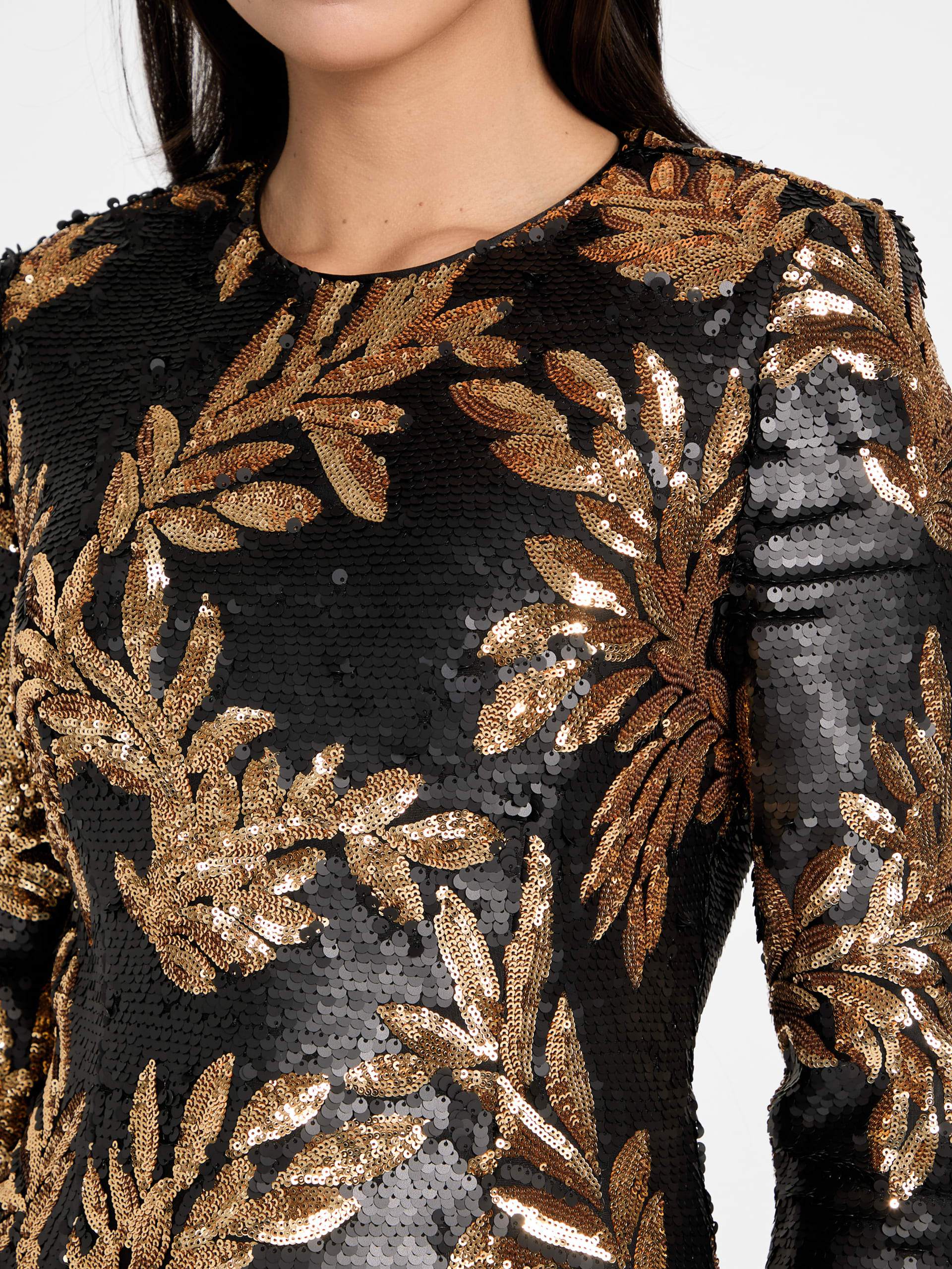 Vestido curto de lantejoulas com margaridas