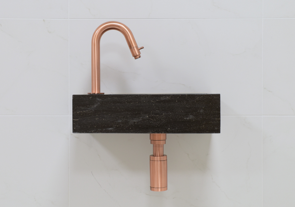 Lambini Designs Recto links natuursteen fonteinset met koperen gebogen fonteinkraan en toebehoren