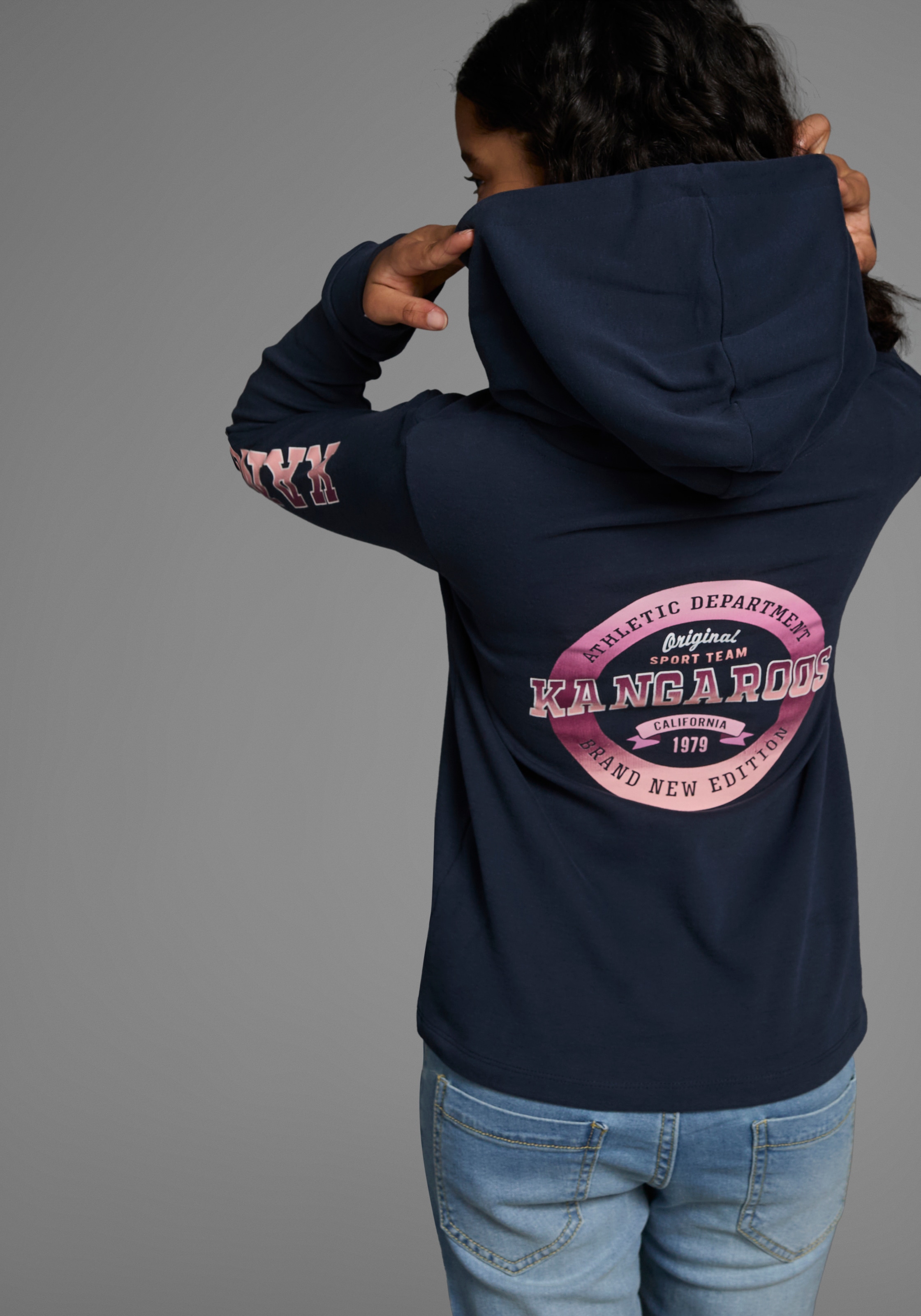 KangaROOS Langarmshirt »Kangaroos Kapuzenshirt mit Ärmeldruck«, gerade Passform,  bedrucktes Design,  mit Kapuze,  aus 100% Baumwolle