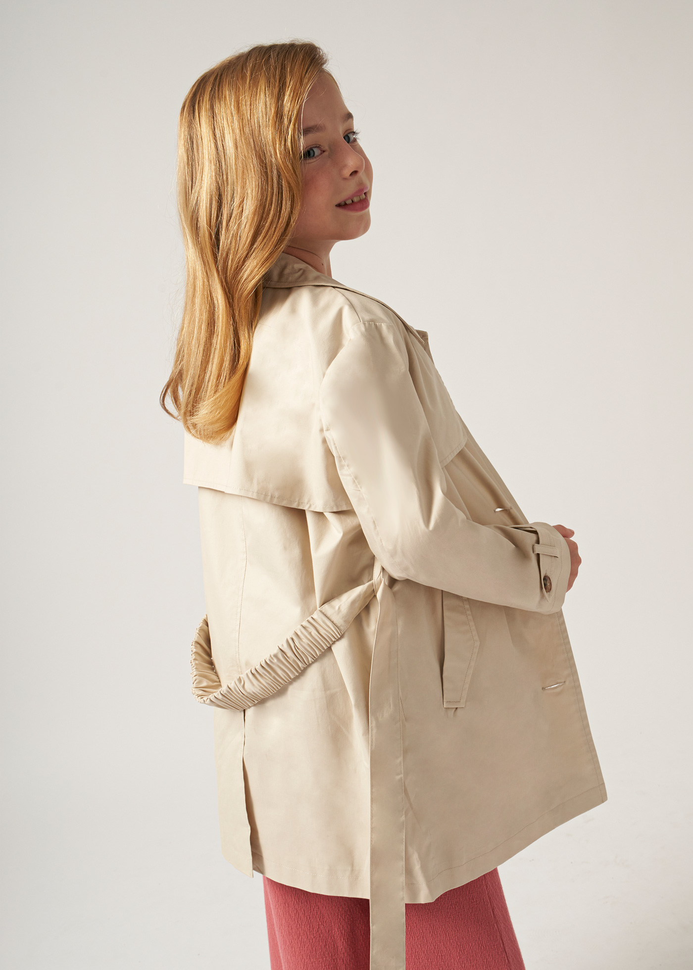 Trench coat curto com amarração nas costas