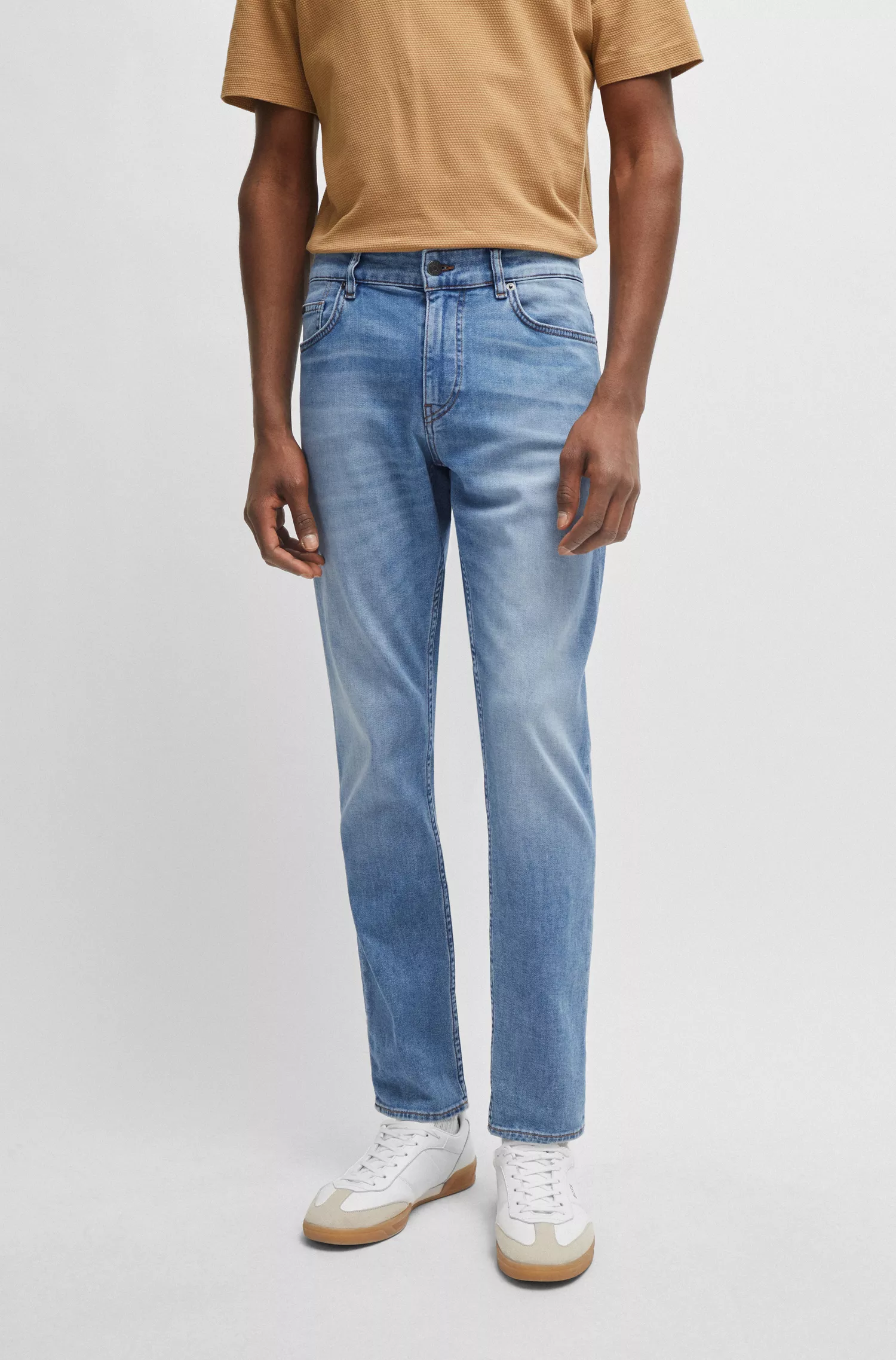 Calça jeans BOSS preta, corte slim, em denim elástico supermacio azul.