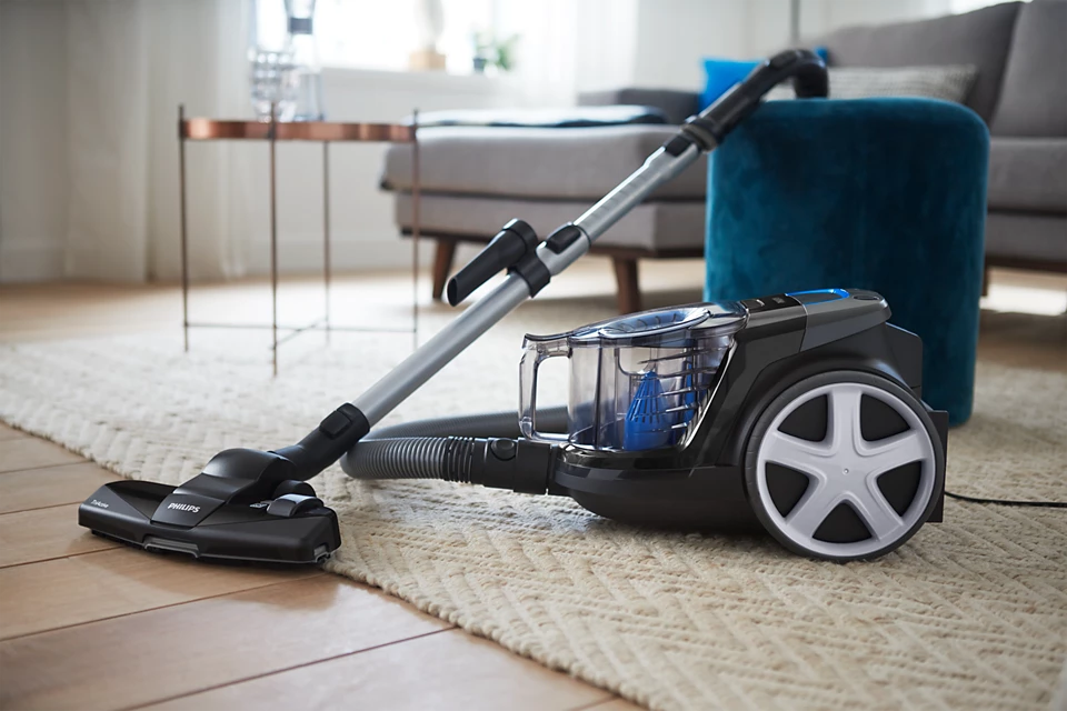 (900W) PowerPro Compact Vacuum Cleaner Beutelloser Staubsauger inkl. Integrierte Bürste / Fugendüse / Hartbodendüse (FC9331/09) - Tiefschwarz