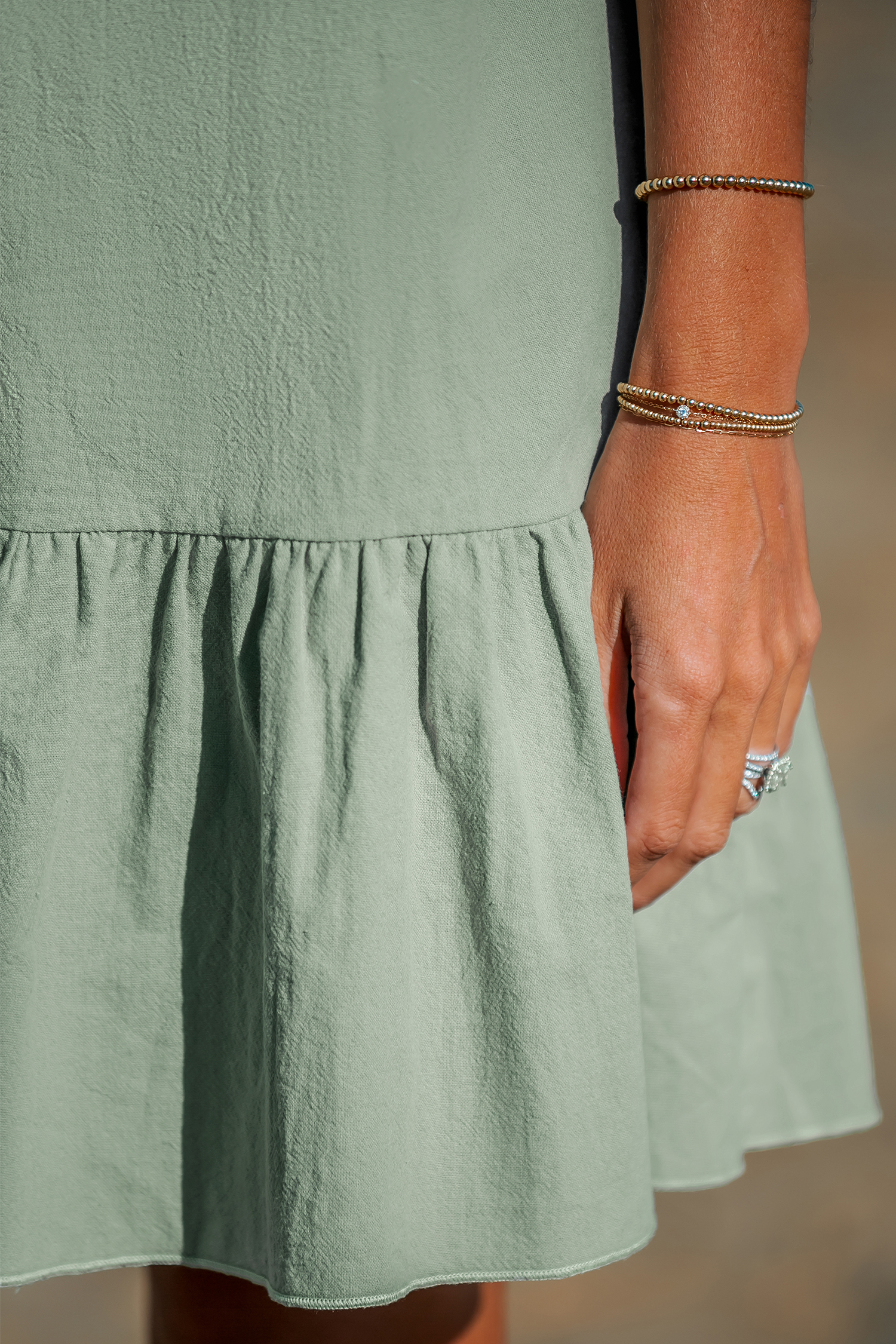 Robe en pur coton avec col en V et boutons à volants