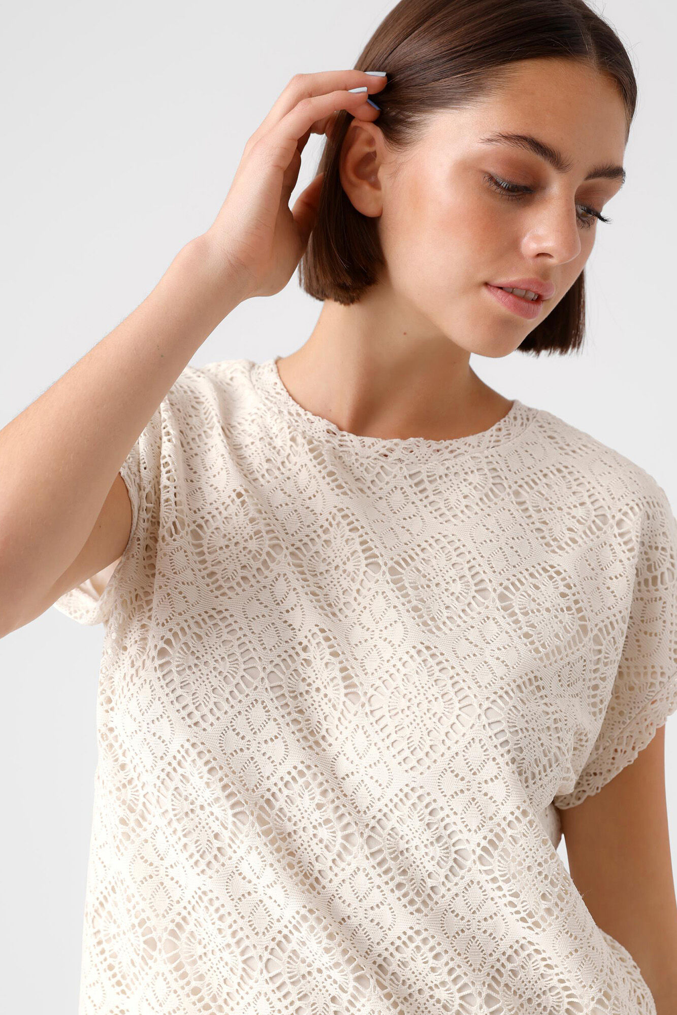 Blusa de manga curta com corte a laser - Cinza
