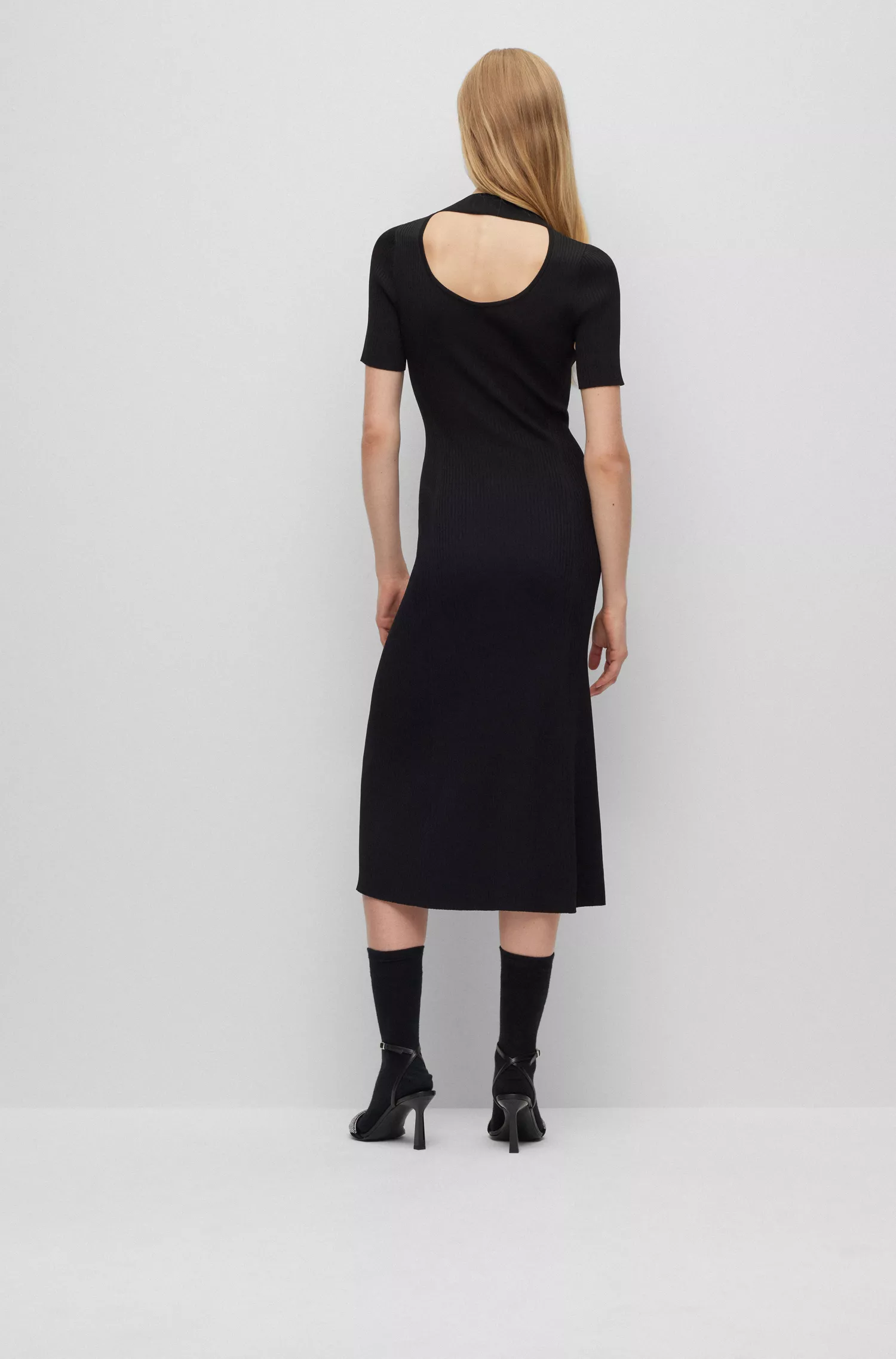 Vestido HUGO vermelho de malha com gola alta e detalhe vazado nas costas.