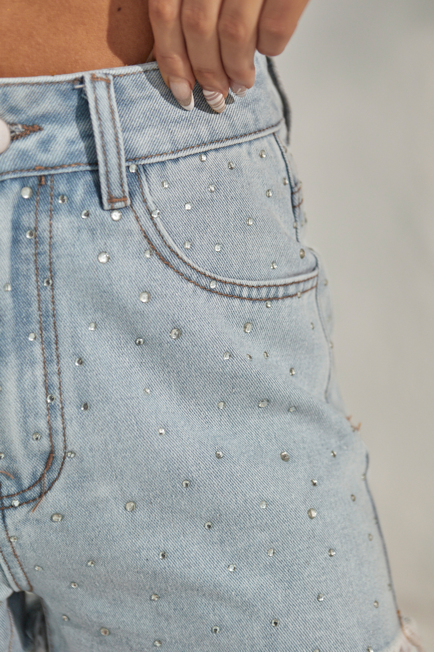 Short en denim effiloché et orné de strass
