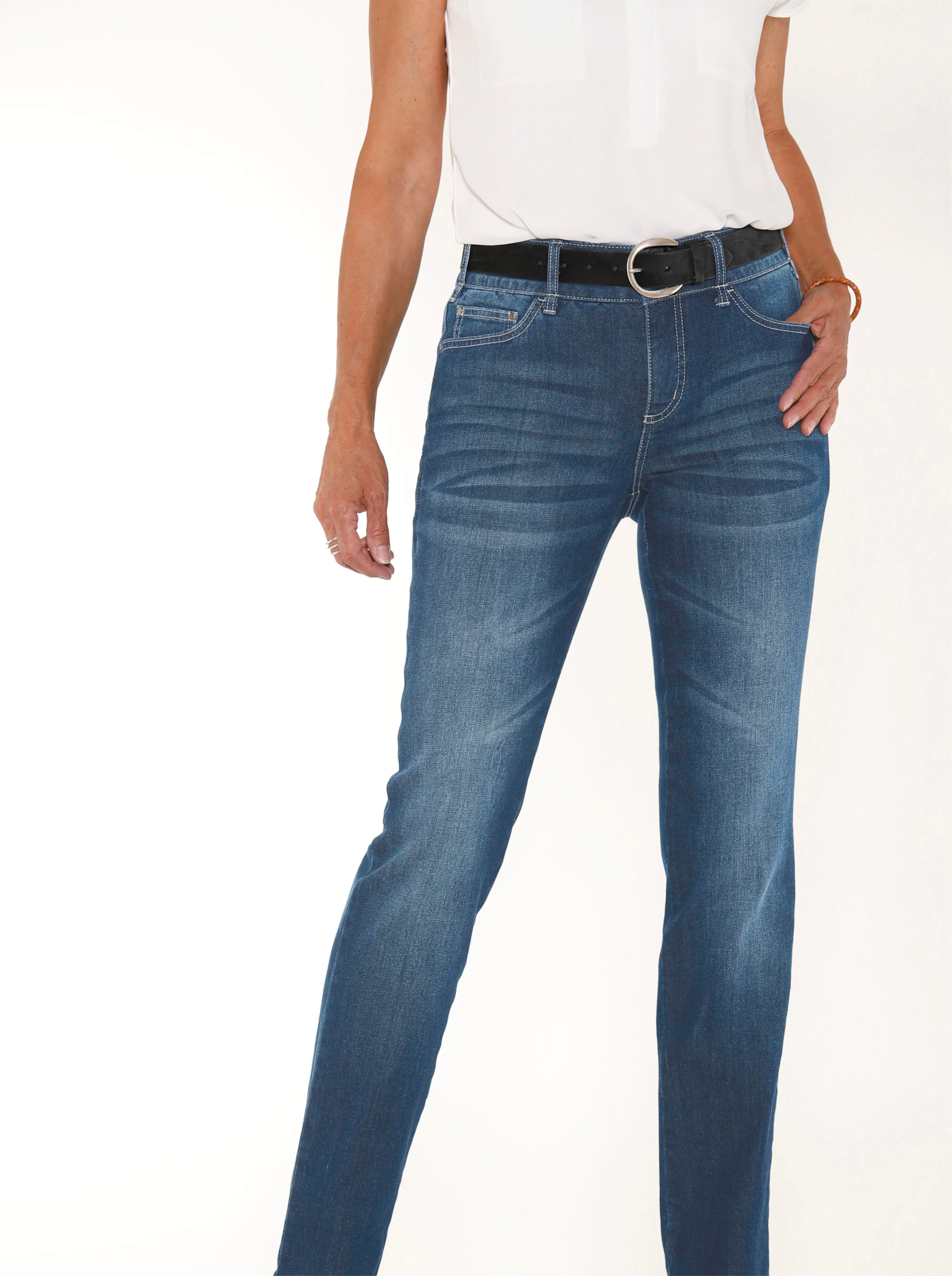 Jeans in blue-stone-washed